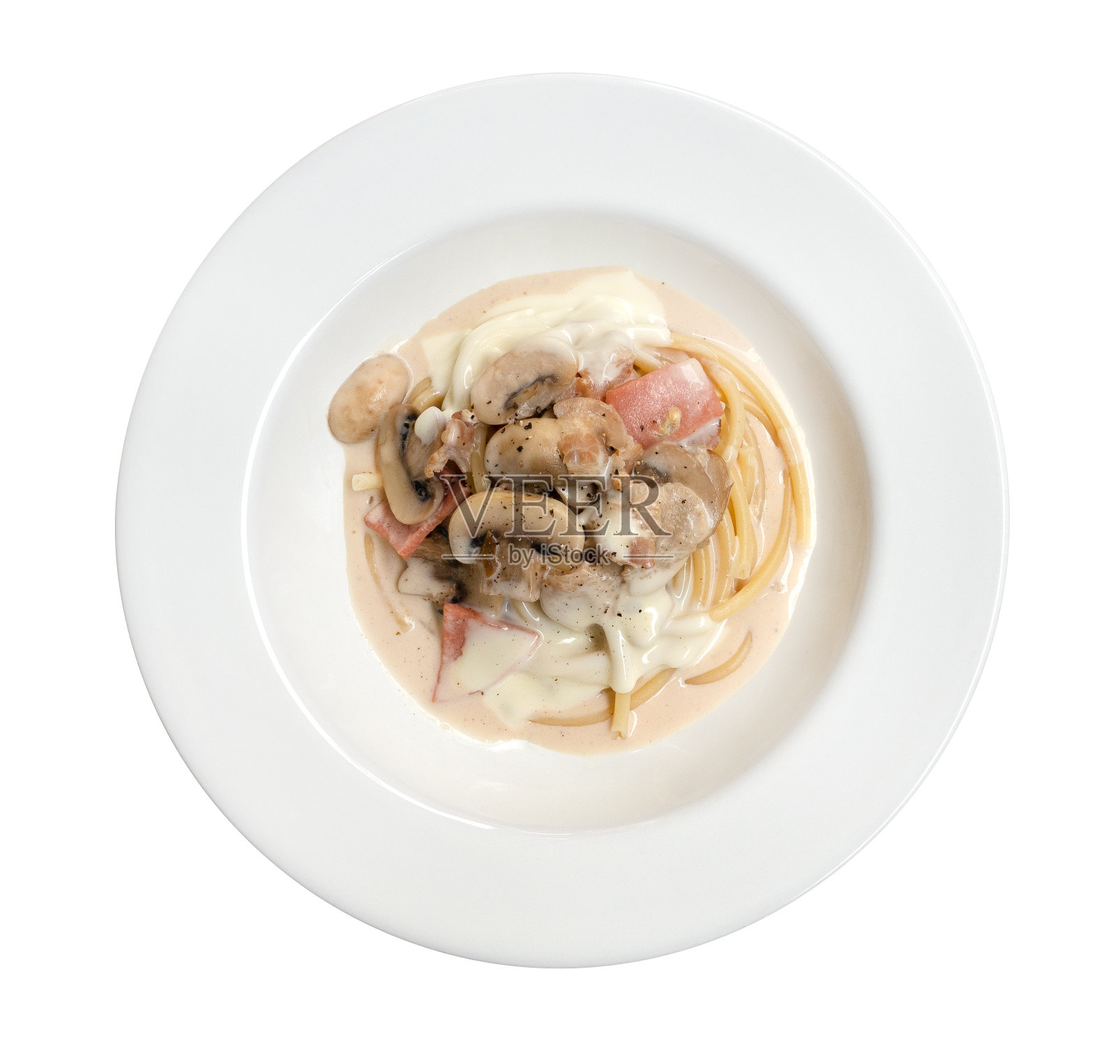 意大利通心粉通心粉烤培根在陶瓷板顶视图孤立的白色背景，剪切路径包括照片摄影图片