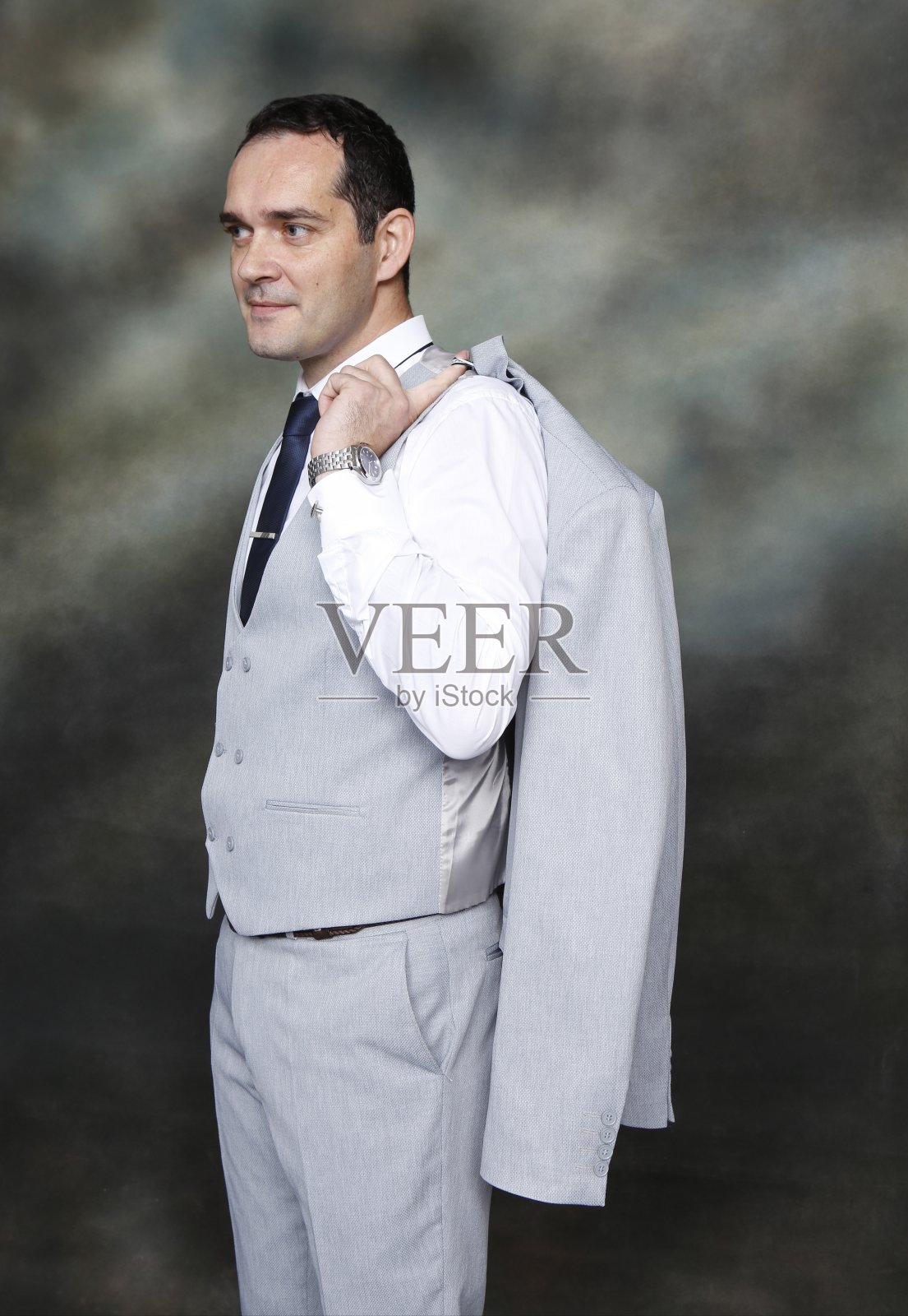 英俊的中年男子摆姿势在工作室孤立的背景。照片摄影图片