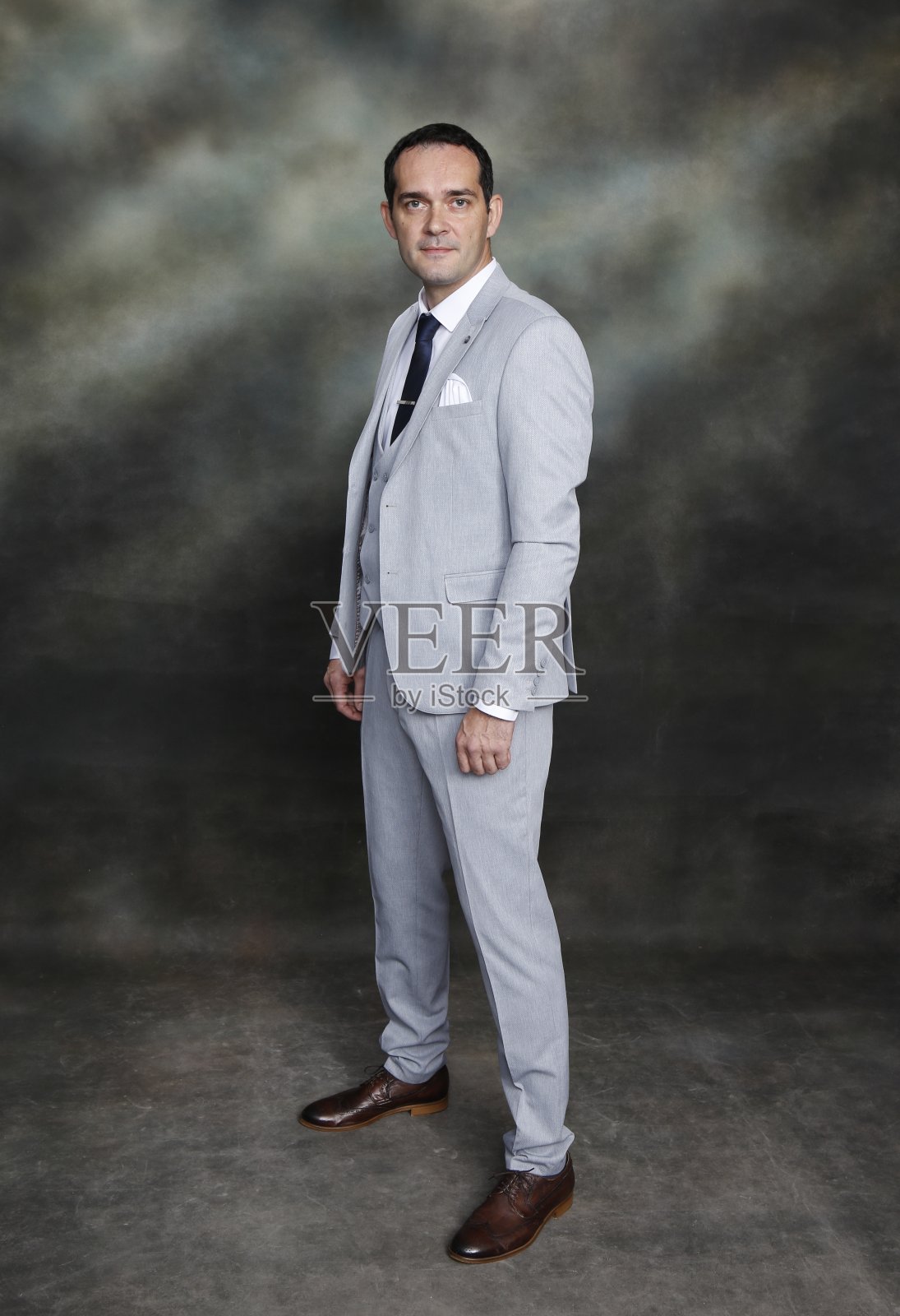 英俊的中年男子摆姿势在工作室孤立的背景。照片摄影图片