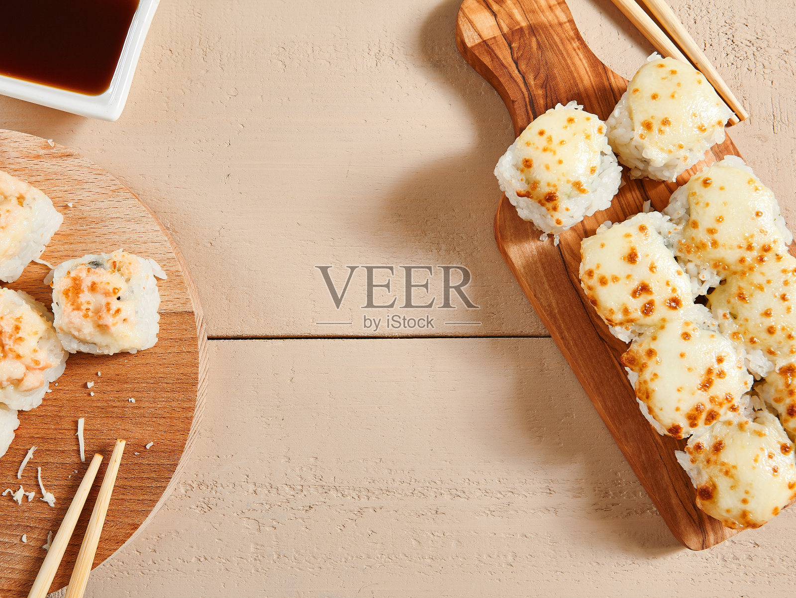 烤奶酪卷在木板俯视图照片摄影图片