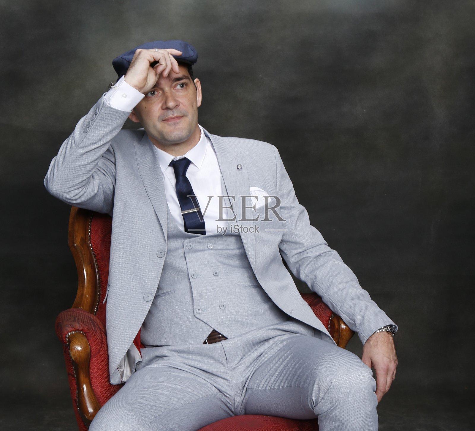 英俊的中年男子摆姿势在工作室孤立的背景。照片摄影图片