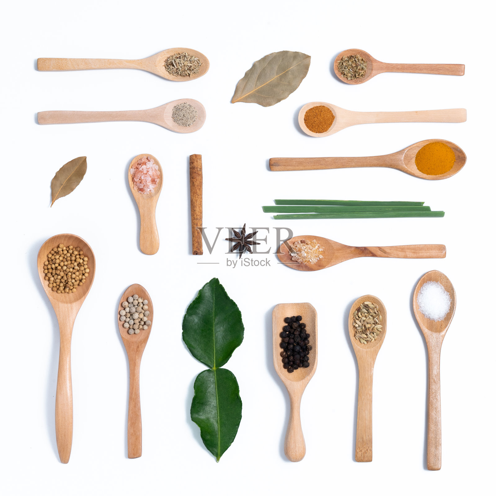 各种香料在木勺，糖，胡椒，盐，姜黄，迷迭香，牛至，八角，肉桂棒孤立背景照片摄影图片