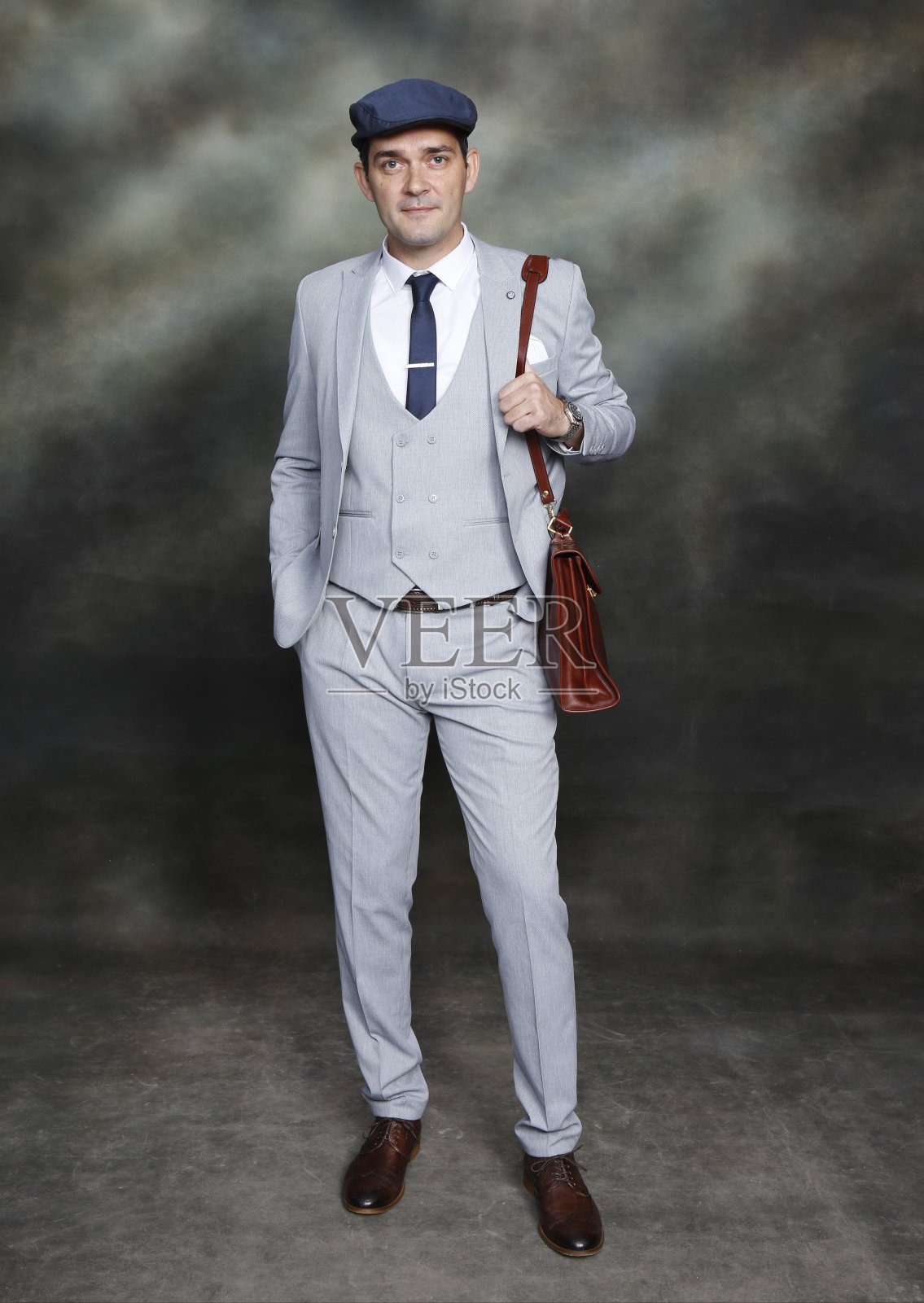 英俊的中年男子摆姿势在工作室孤立的背景。照片摄影图片