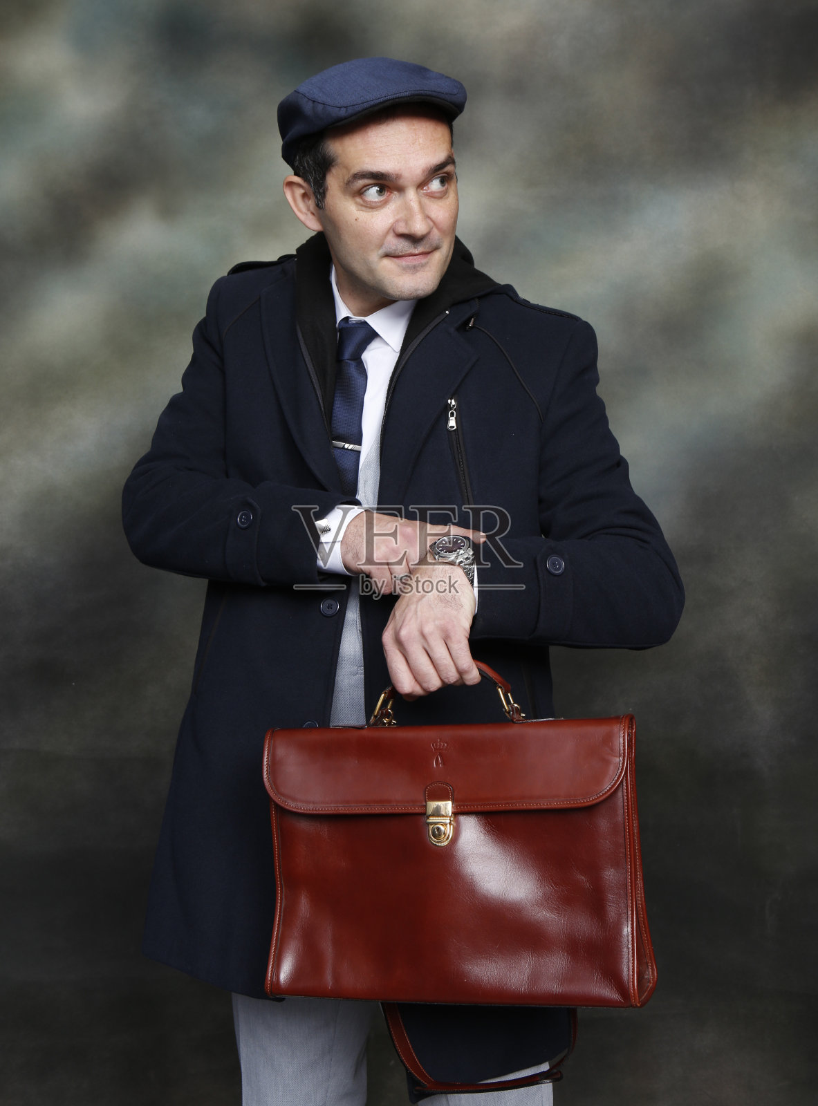 英俊的中年男子摆姿势在工作室孤立的背景。照片摄影图片