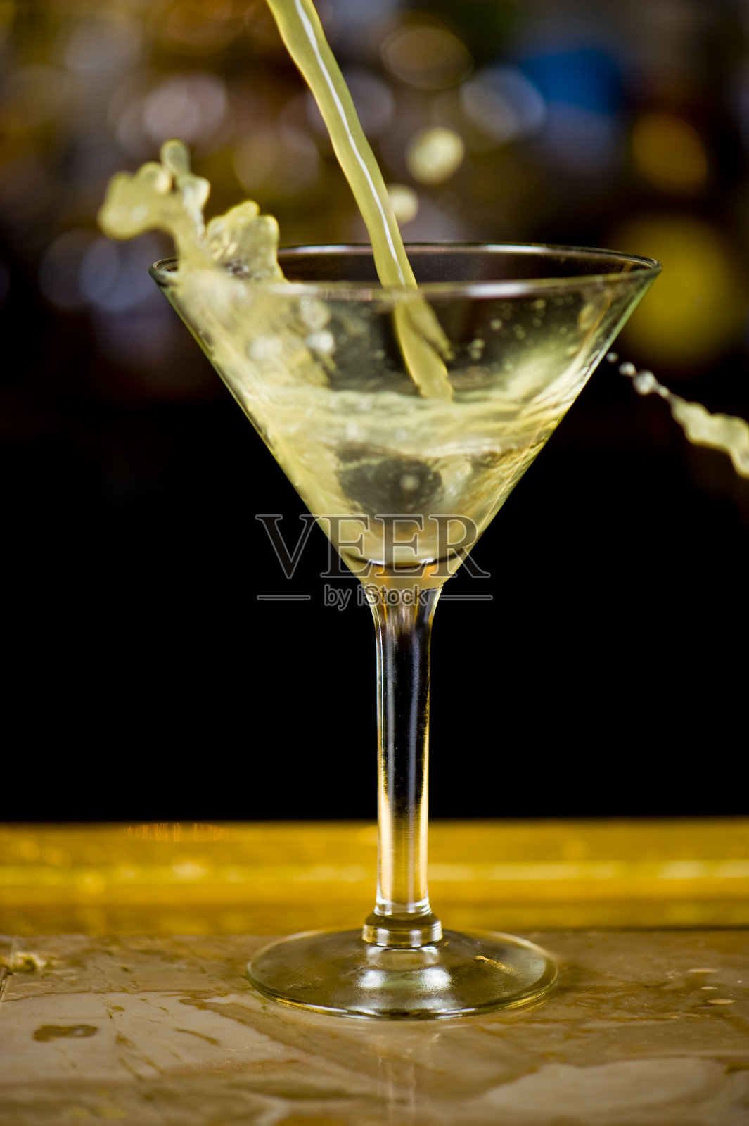 鸡尾酒。酒精饮料用杜松子酒、伏特加酒、朗姆酒或威士忌与苏打水、果汁混合，用酸橙和樱桃装饰。经典的美国酒吧饮品。照片摄影图片