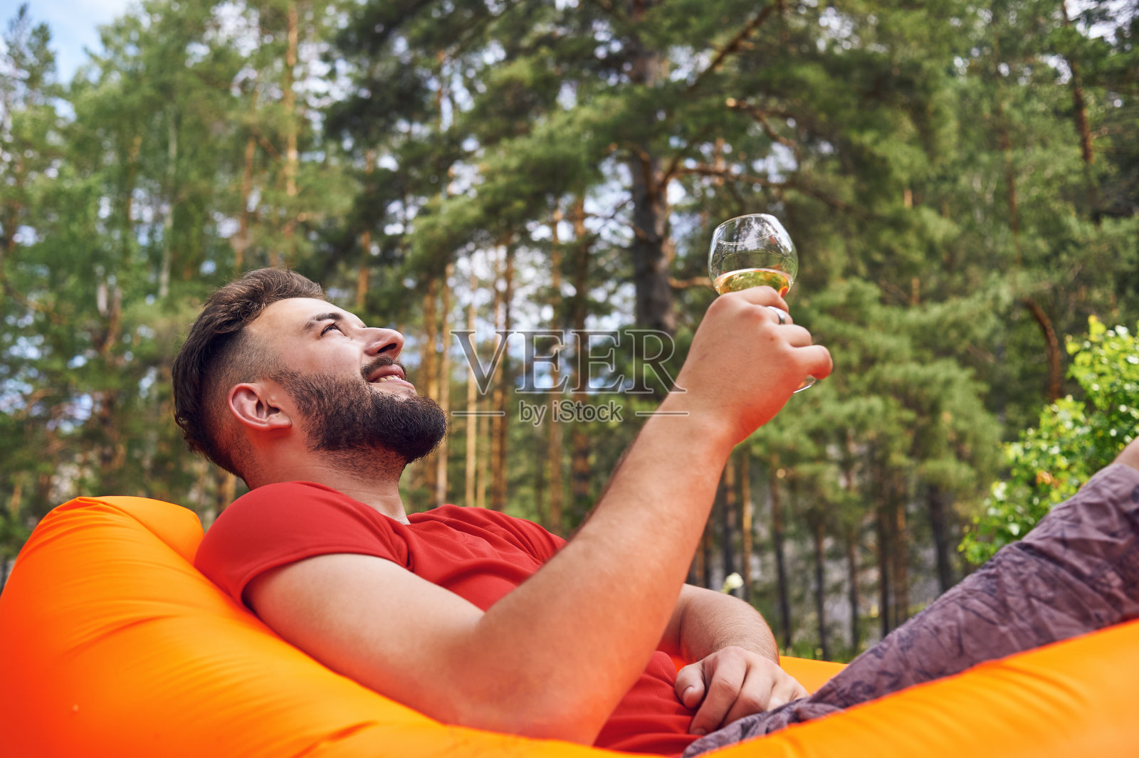 享受生活。一个年轻人躺在森林里的宿营地里。、休闲、度假、生活理念照片摄影图片