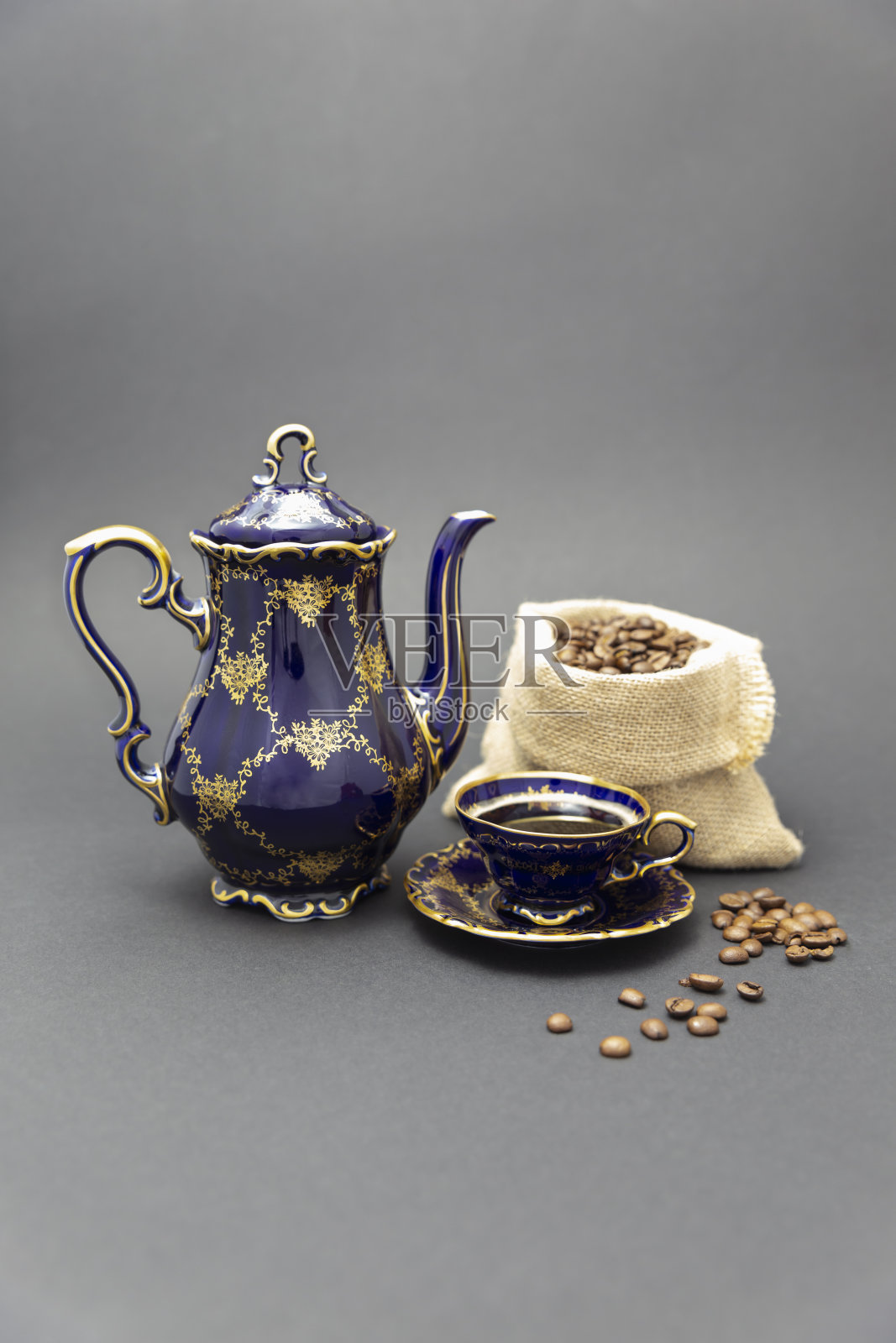 咖啡时光的静物与美丽的钴蓝色古董瓷套照片摄影图片