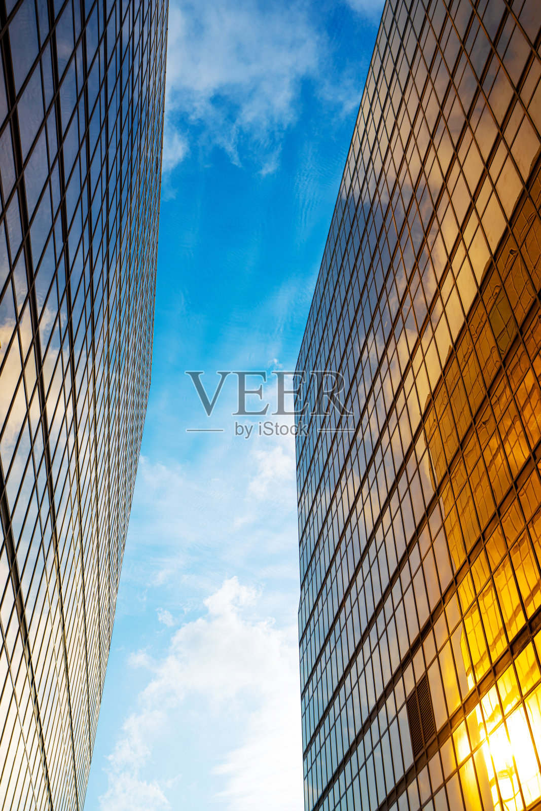 金色和玻璃幕墙的现代建筑照片摄影图片