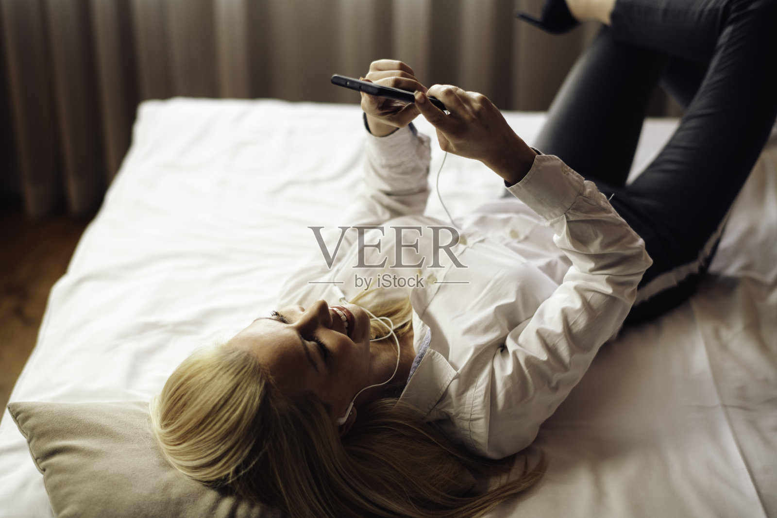 美丽的女商人在酒店房间里打电话。照片摄影图片