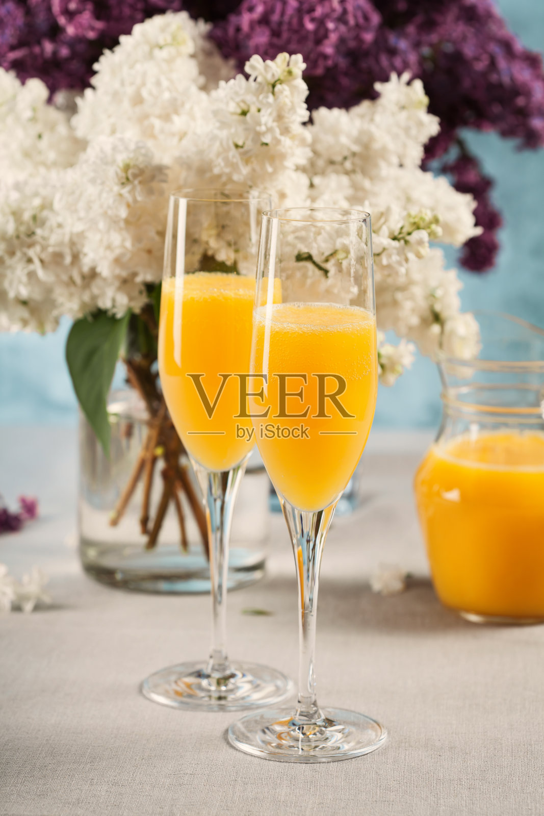 两杯含羞草鸡尾酒照片摄影图片