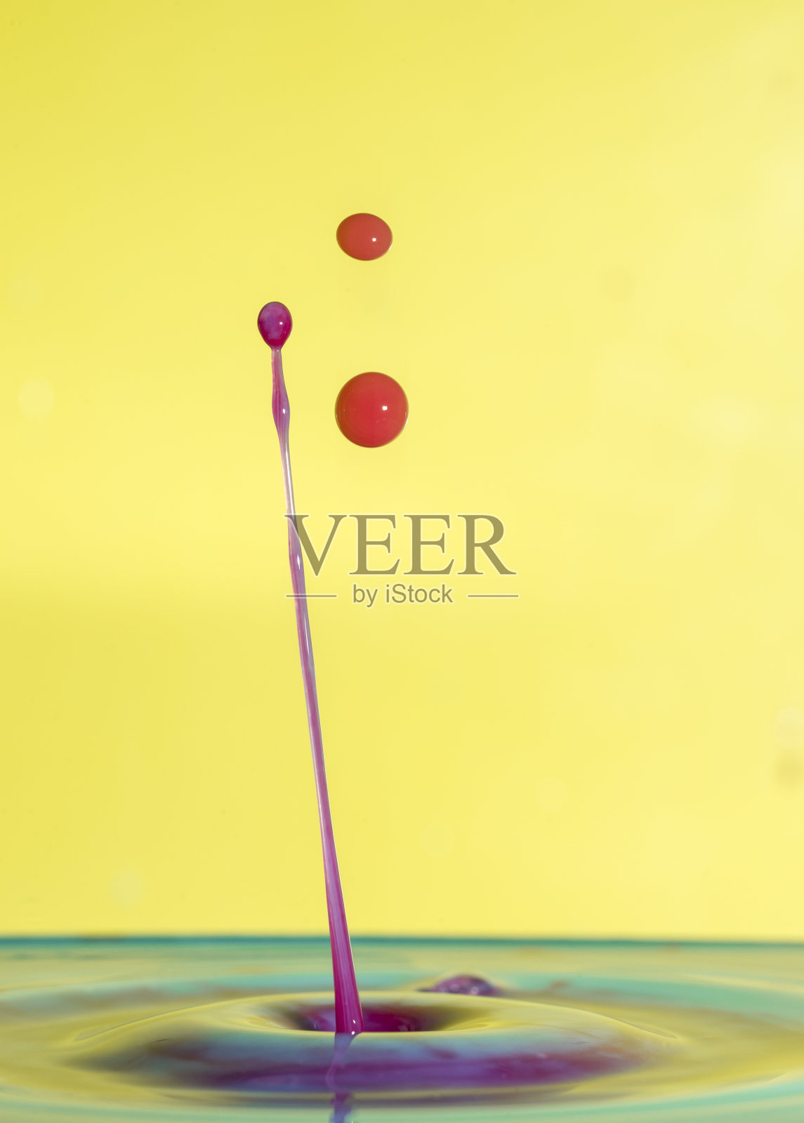 美丽的抽象独特的水滴飞溅摄影图像与充满活力的彩色水碰撞捕捉使用高速闪光技术照片摄影图片