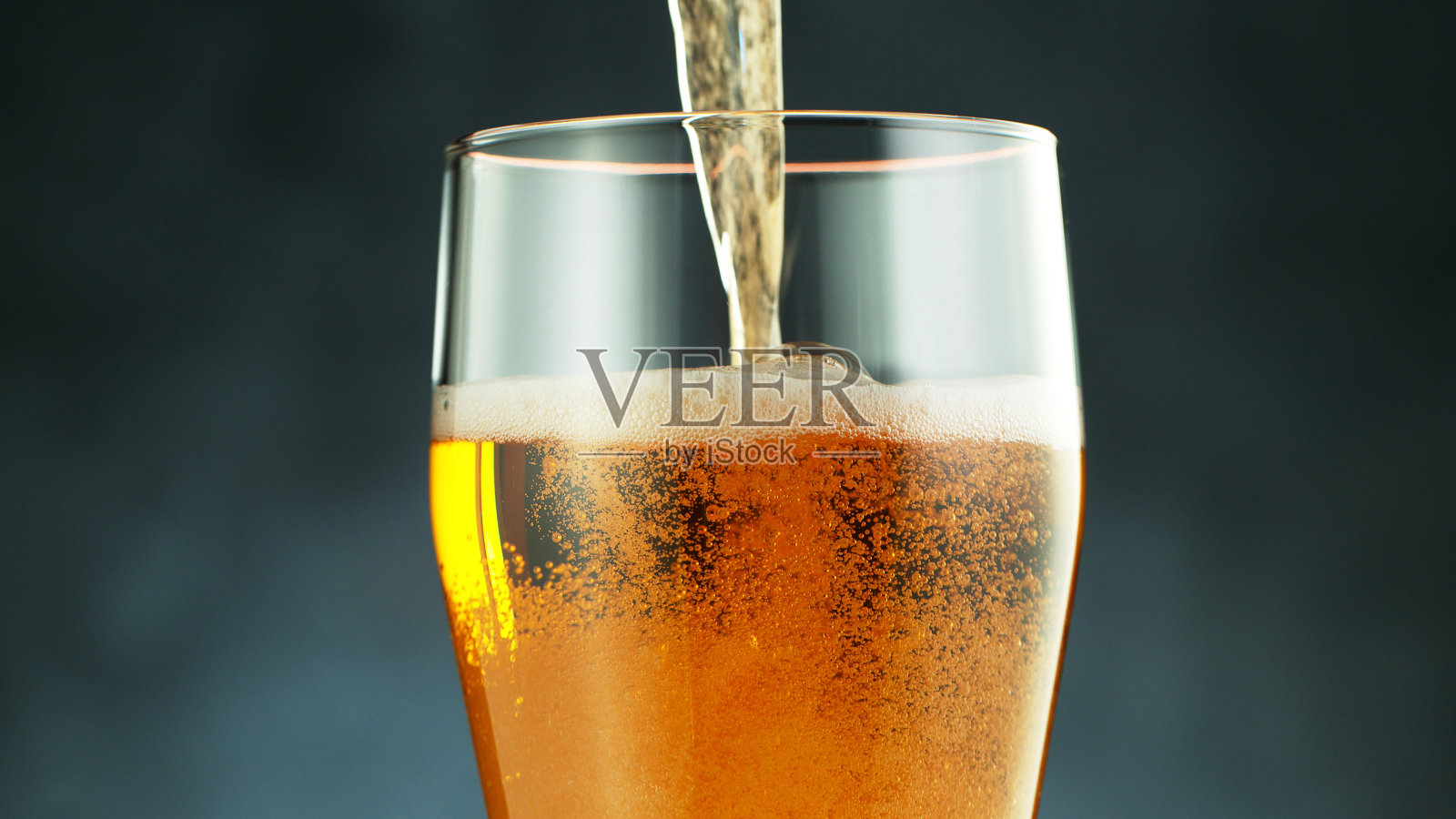 近距离的一个湿漉漉的品脱冷苍白的啤酒倒照片摄影图片