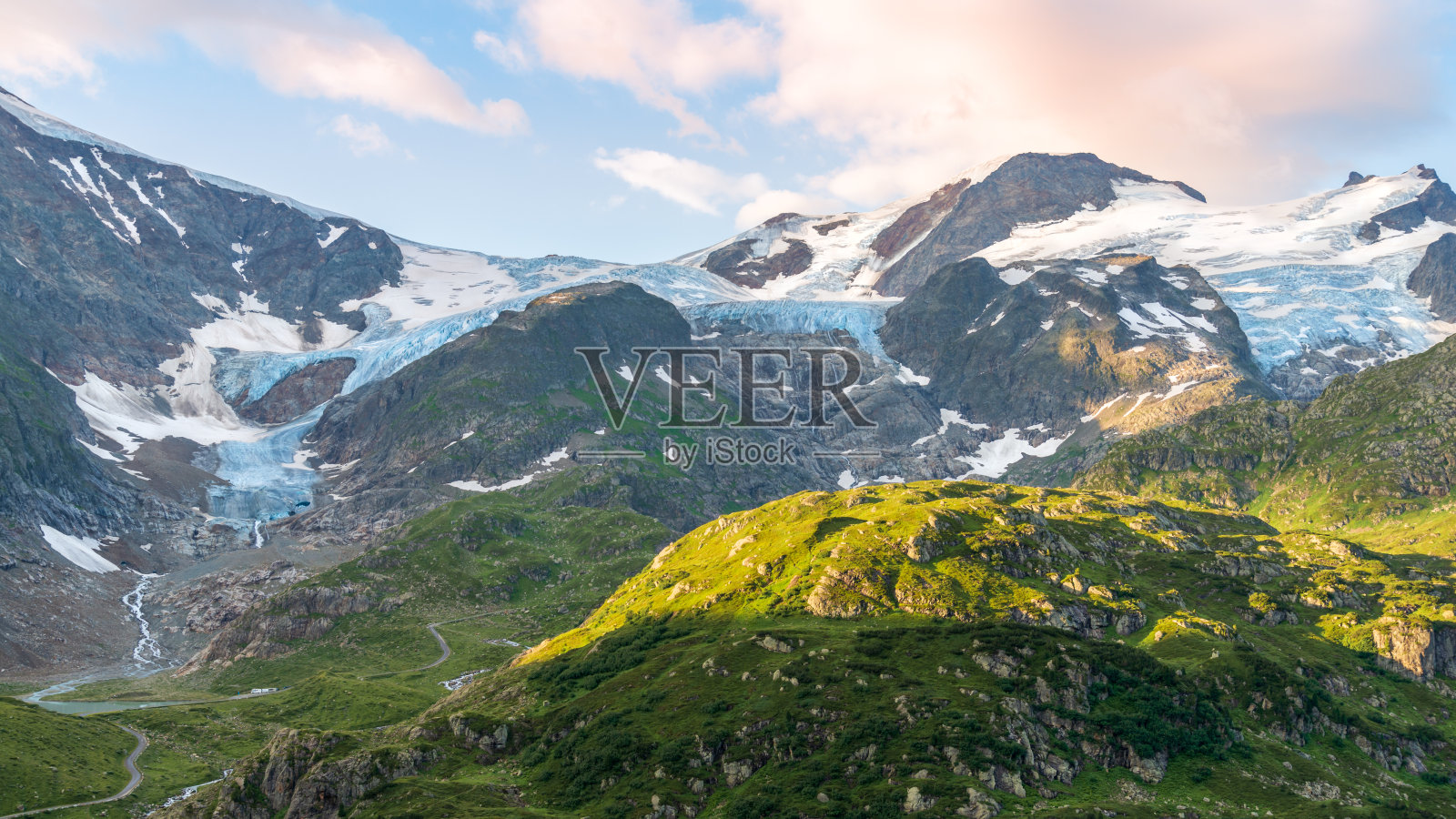 石冰川及其冰湖的景观照片摄影图片