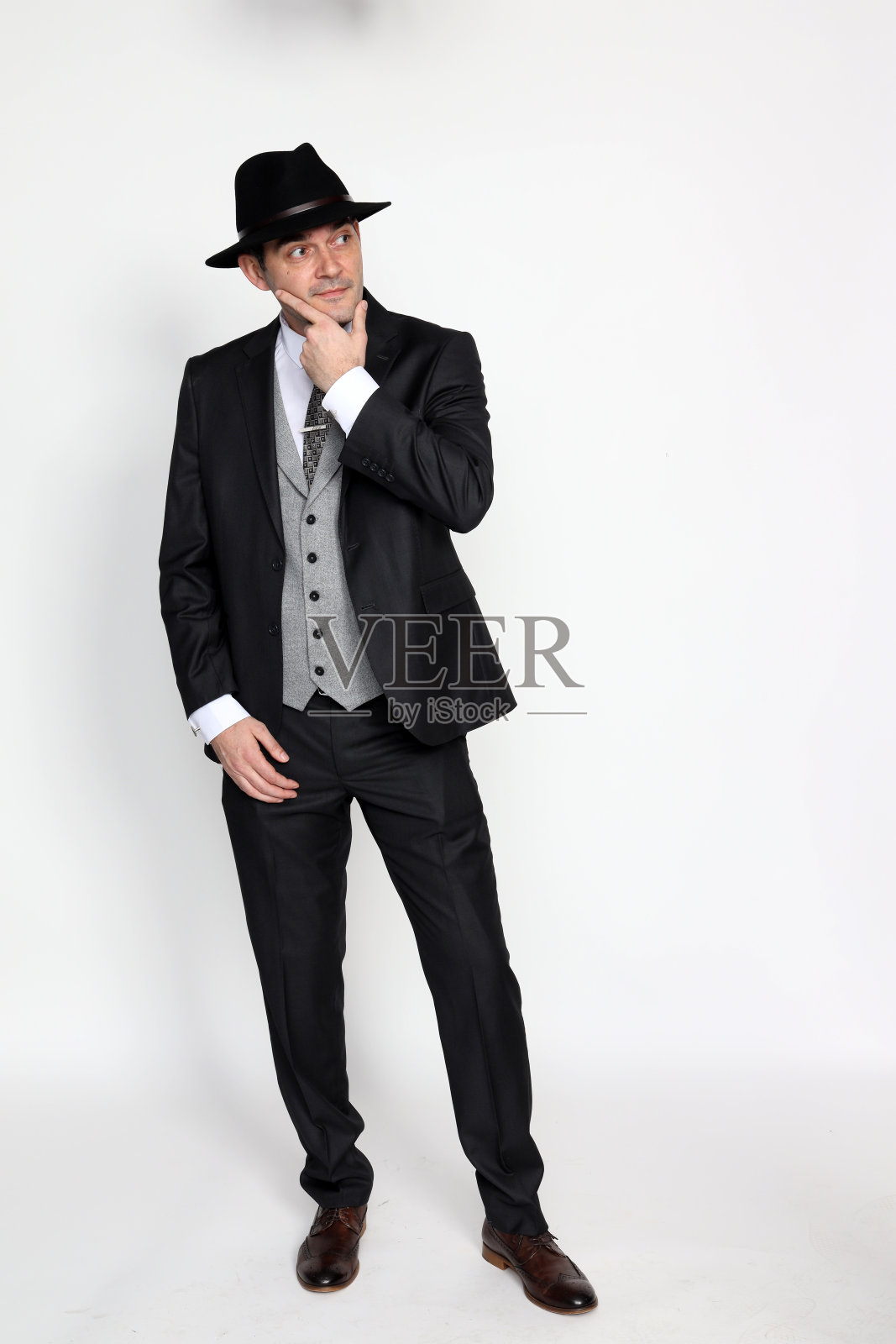 英俊的中年男子摆姿势在工作室孤立的背景。照片摄影图片