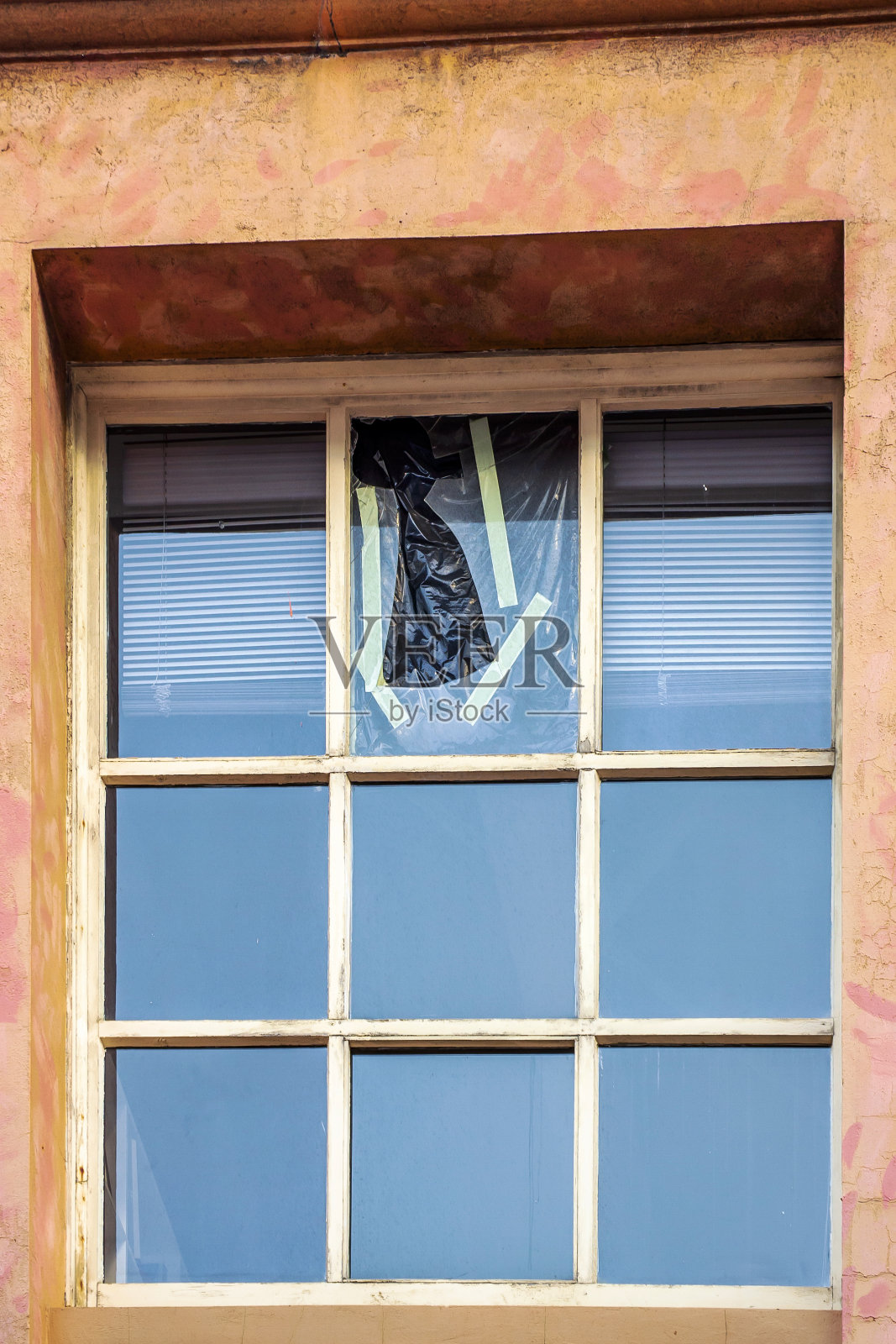 关闭一扇破碎的窗户照片摄影图片