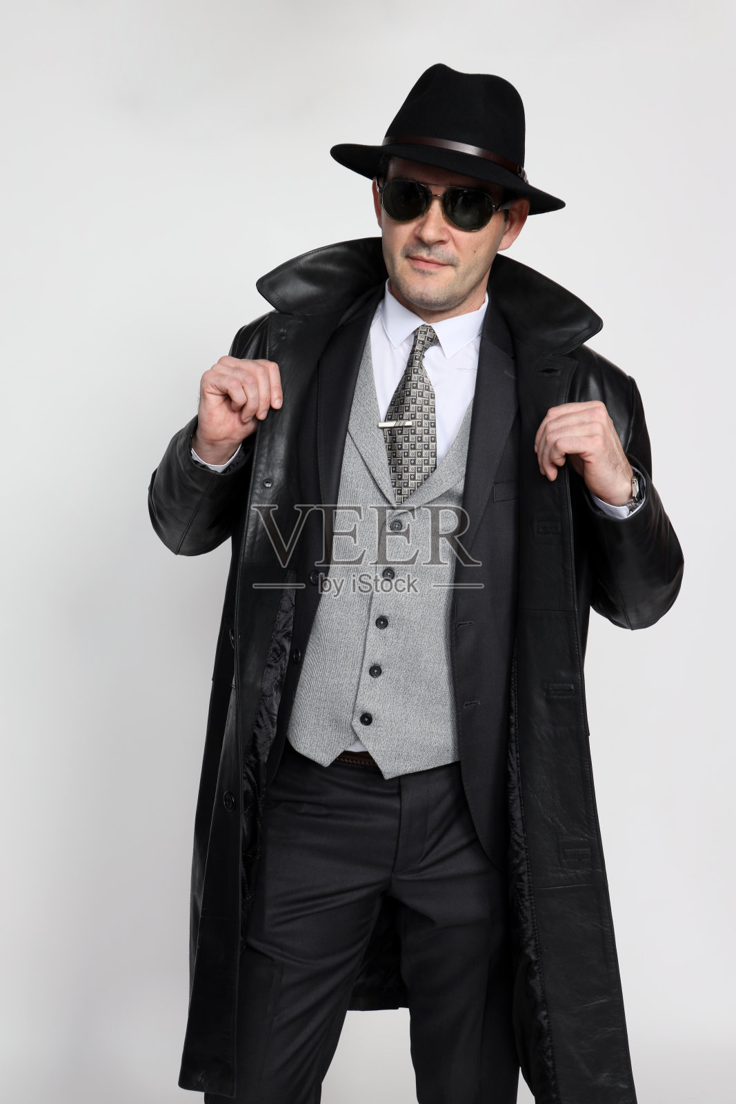 英俊的中年男子摆姿势在工作室孤立的背景。照片摄影图片