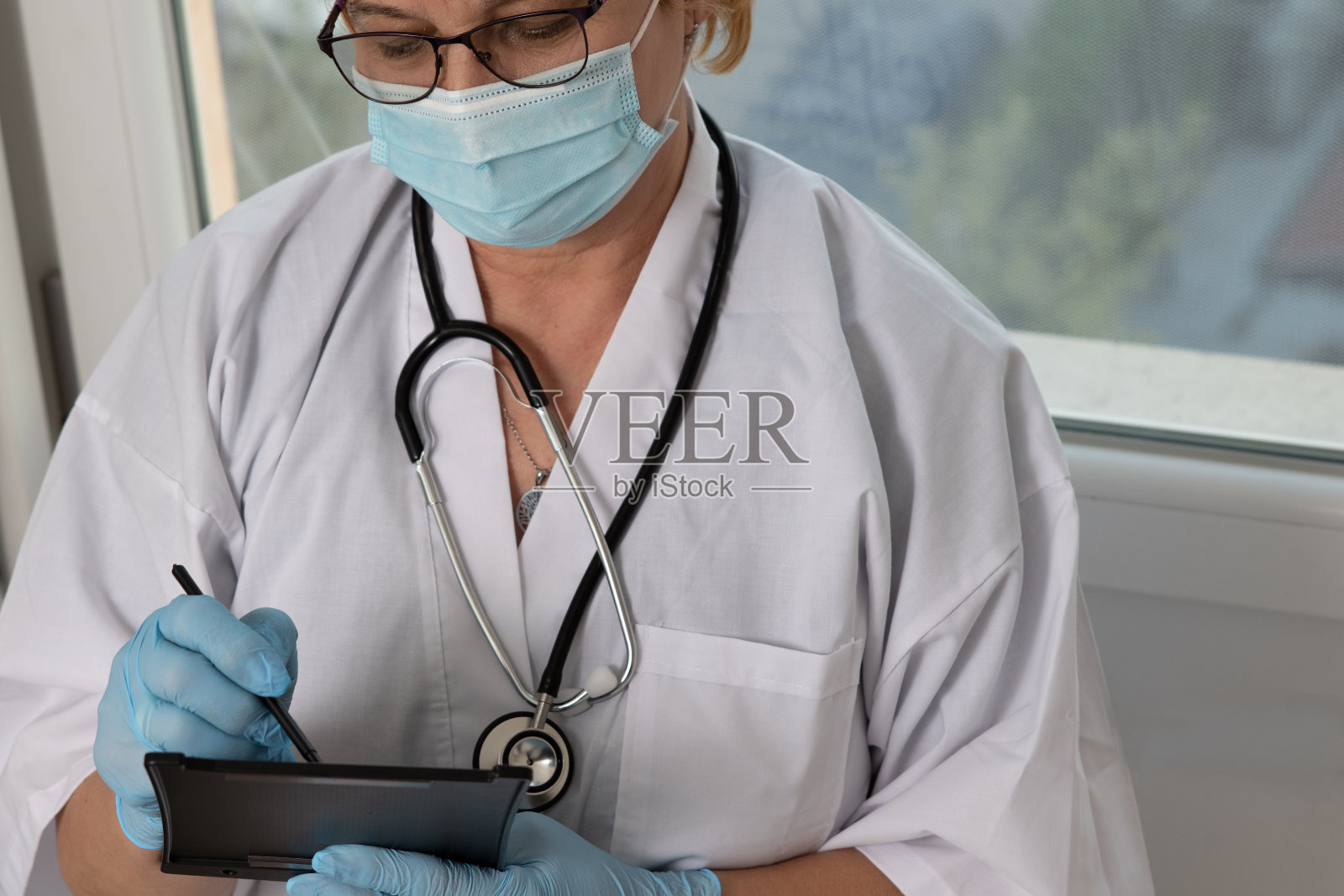 女医生记笔记照片摄影图片