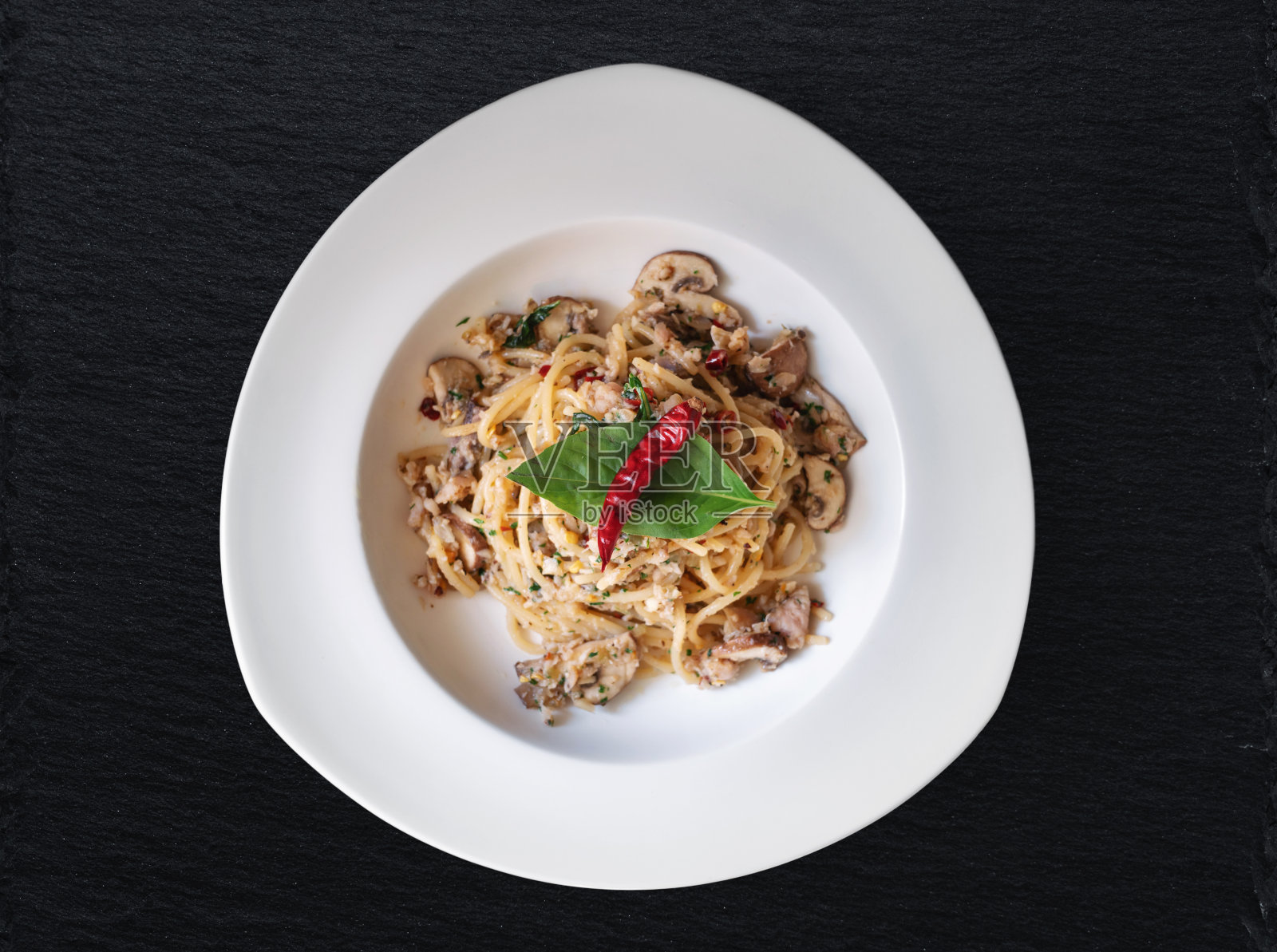 用咸鱼、泰式调味料和干辣椒炒意大利面照片摄影图片