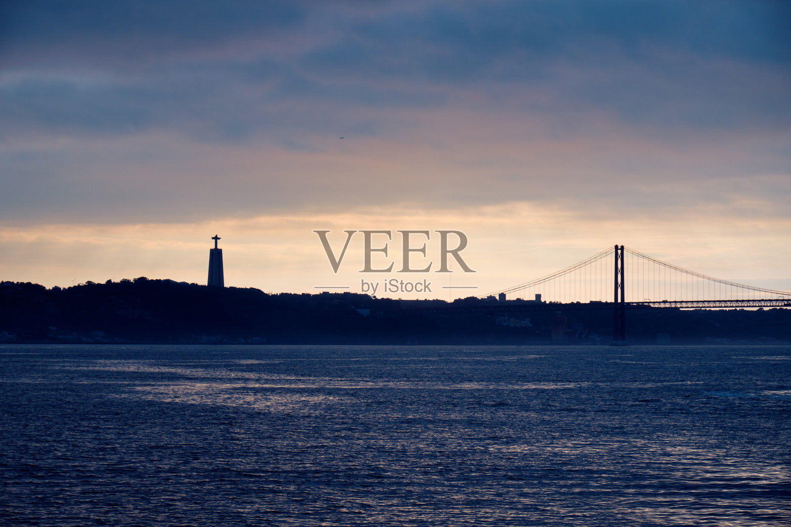 艾布里尔25号桥和基督国王的圣所。照片摄影图片