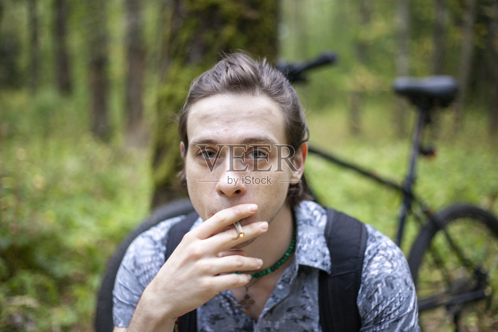 公园里一个年轻人的肖像照片摄影图片