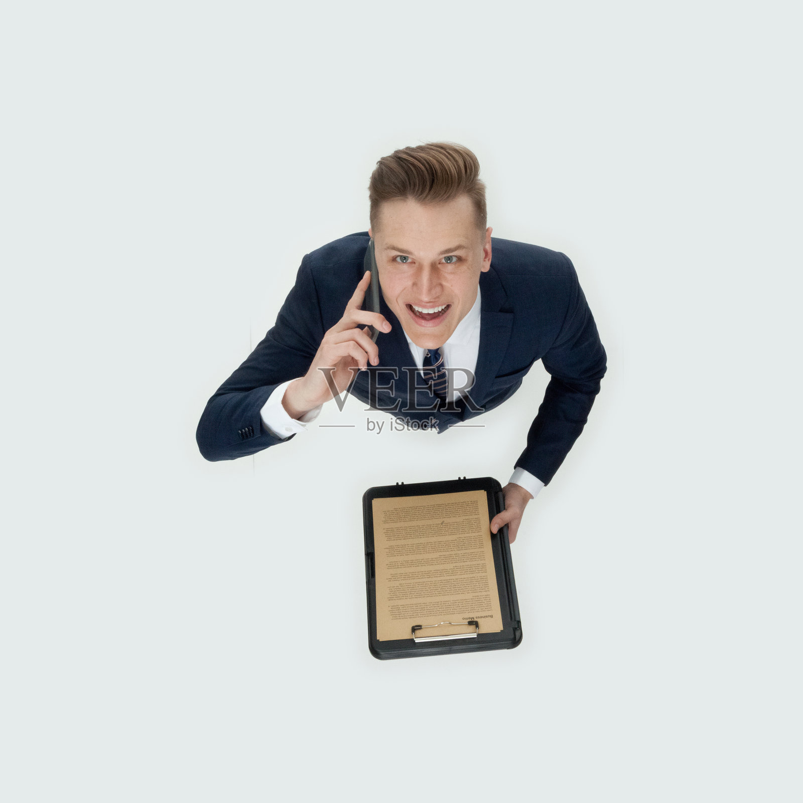 白人男性经理站在白色背景前，穿着商务服装，手里拿着文件照片摄影图片