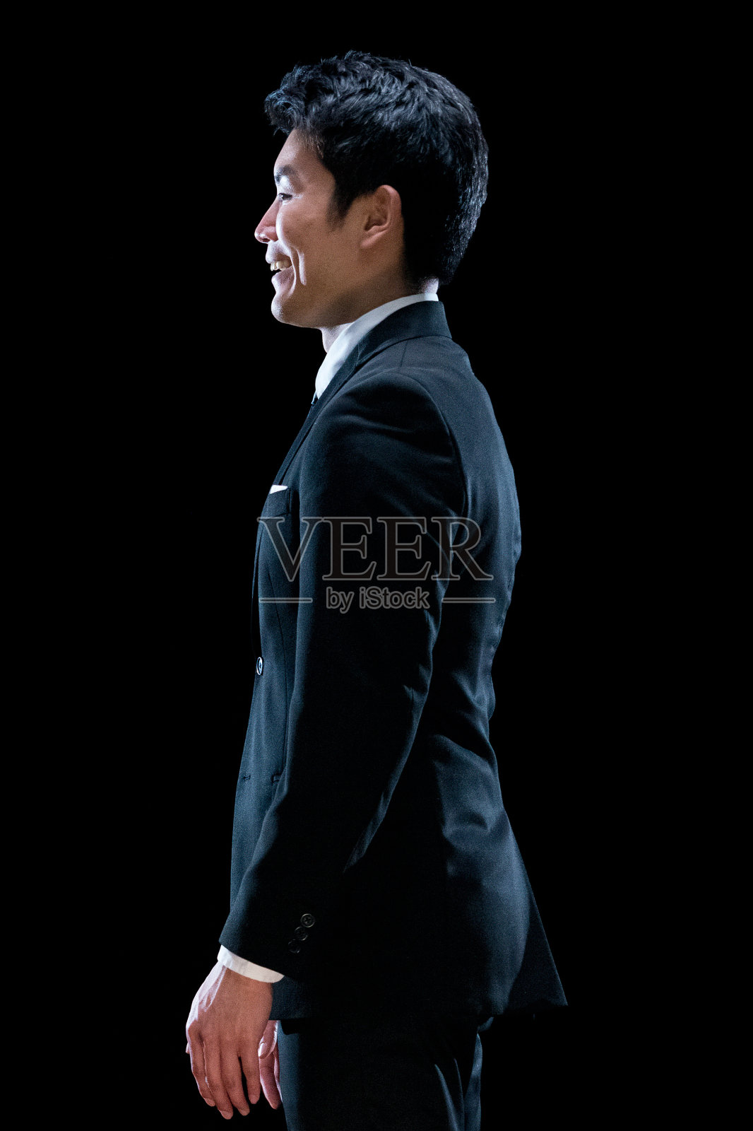 东亚裔年轻男性商人面前的黑色背景穿着商务服照片摄影图片