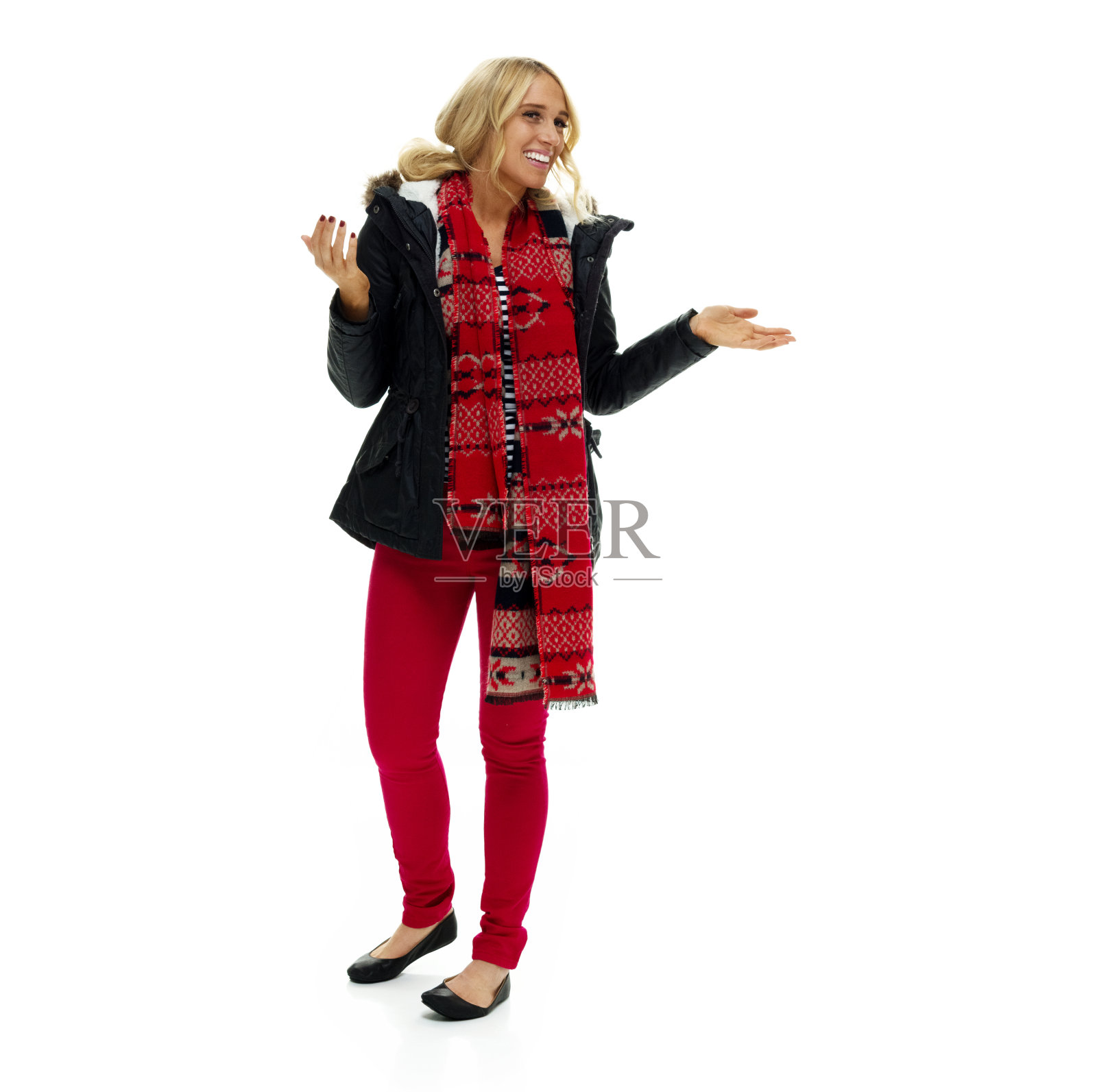 白人年轻女性穿着裤子站在白色背景前照片摄影图片