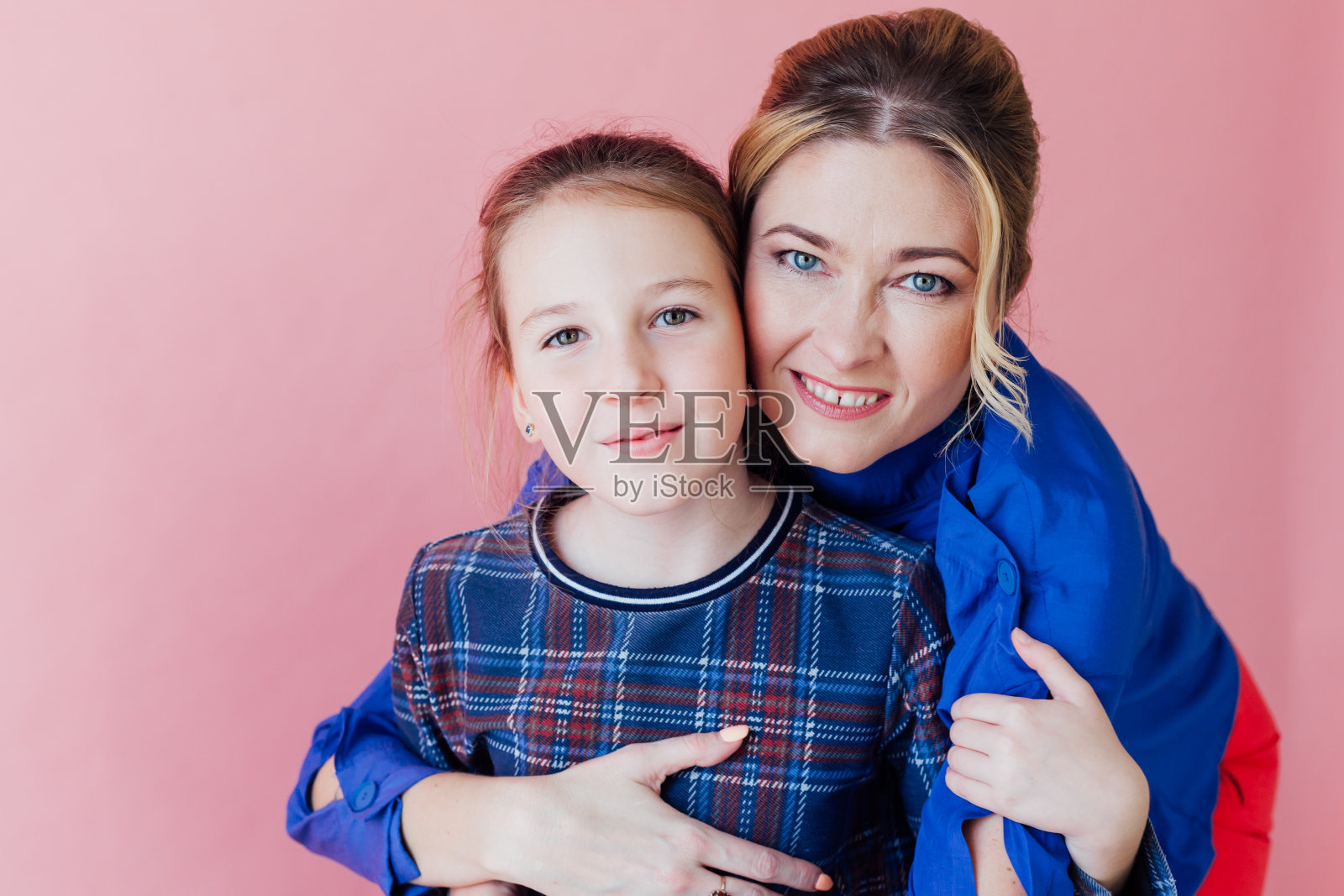 一个家庭的肖像妈妈与女儿幸福的爱的节日照片摄影图片