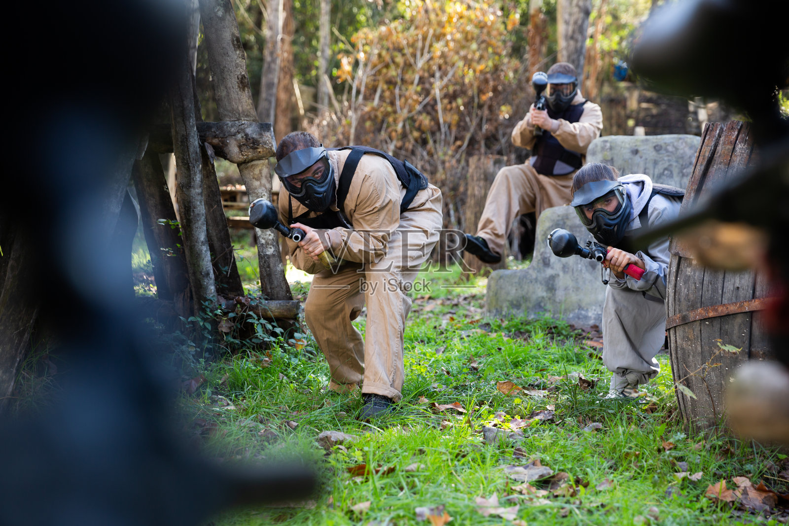 男人和女人在玩彩弹照片摄影图片