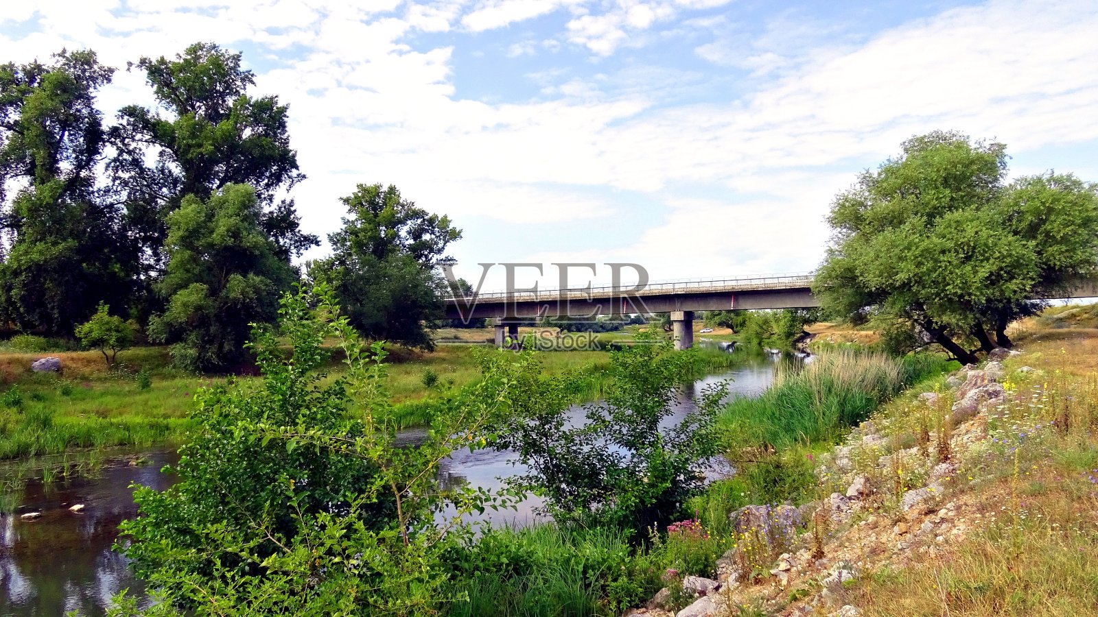 Crisul Repede河上的桥照片摄影图片