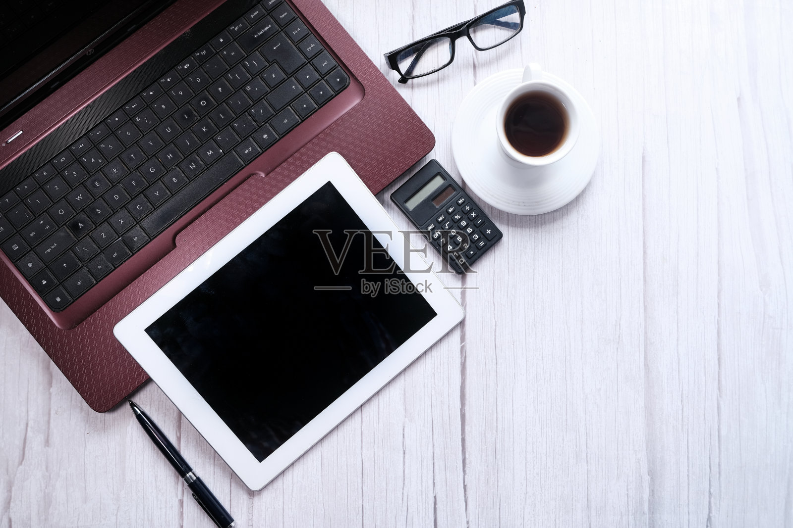 俯视图的数字平板电脑与空白屏幕和笔记本电脑桌上照片摄影图片