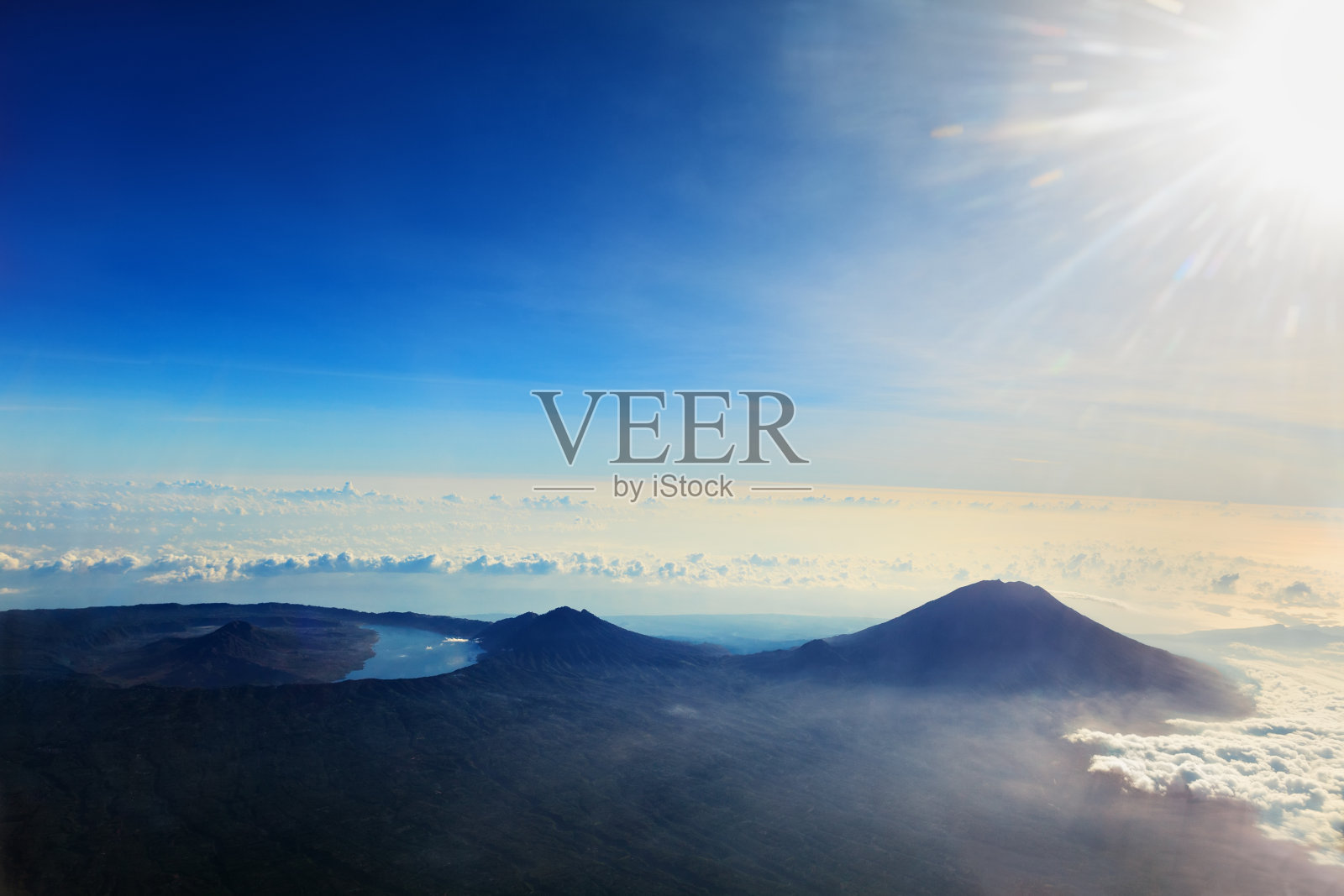 巴图尔，阿邦，阿贡火山在巴厘岛的航拍照片照片摄影图片