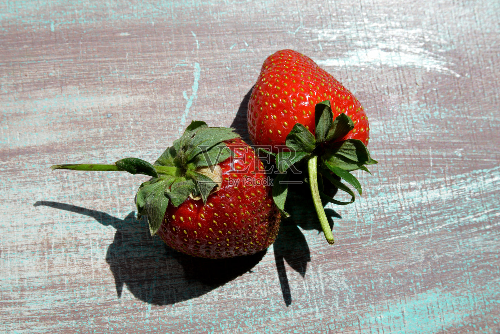 有机和新鲜的草莓在木制的背景照片摄影图片