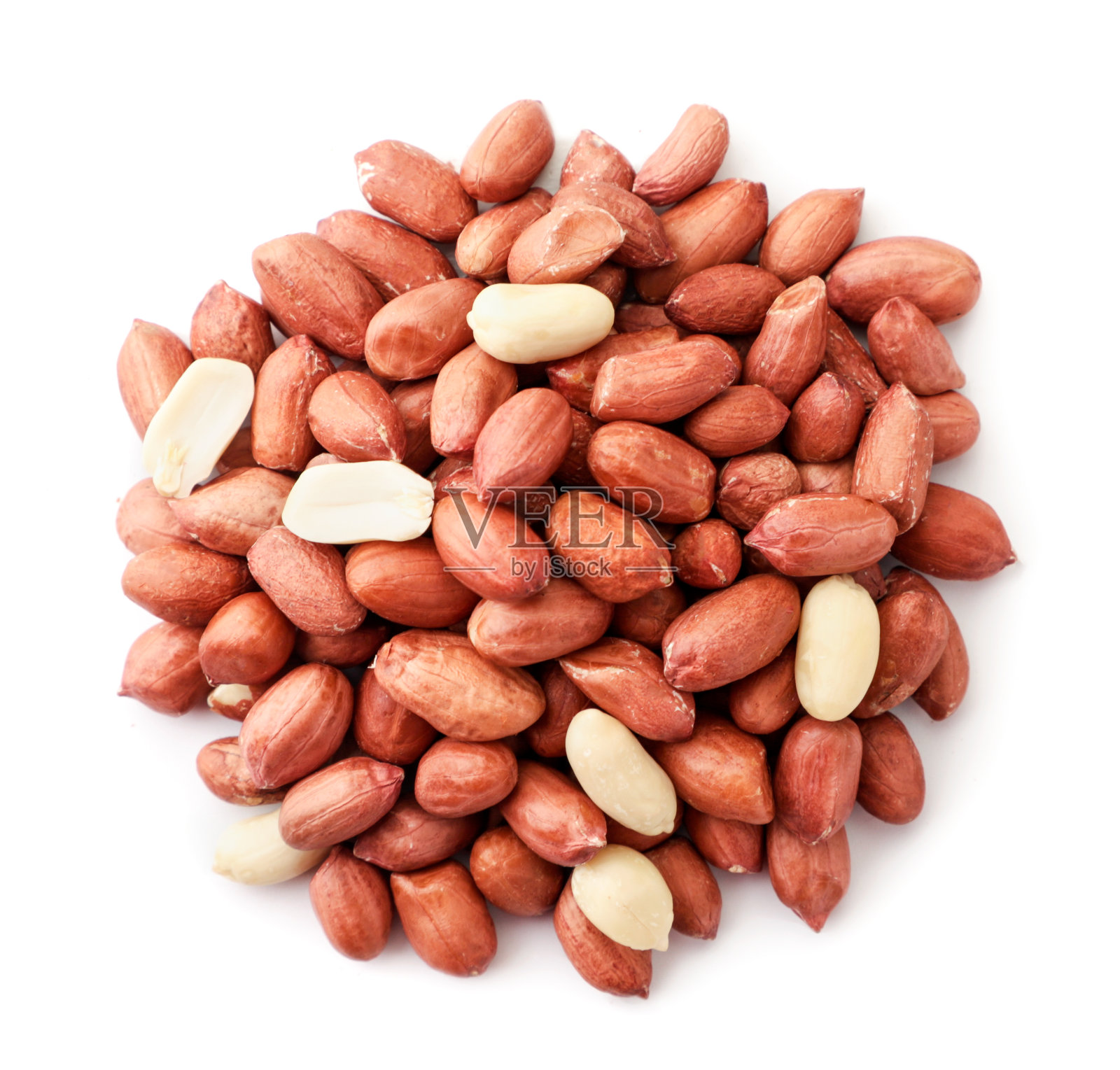 一堆没有剥皮的花生在白色的背景孤立。从上面看照片摄影图片