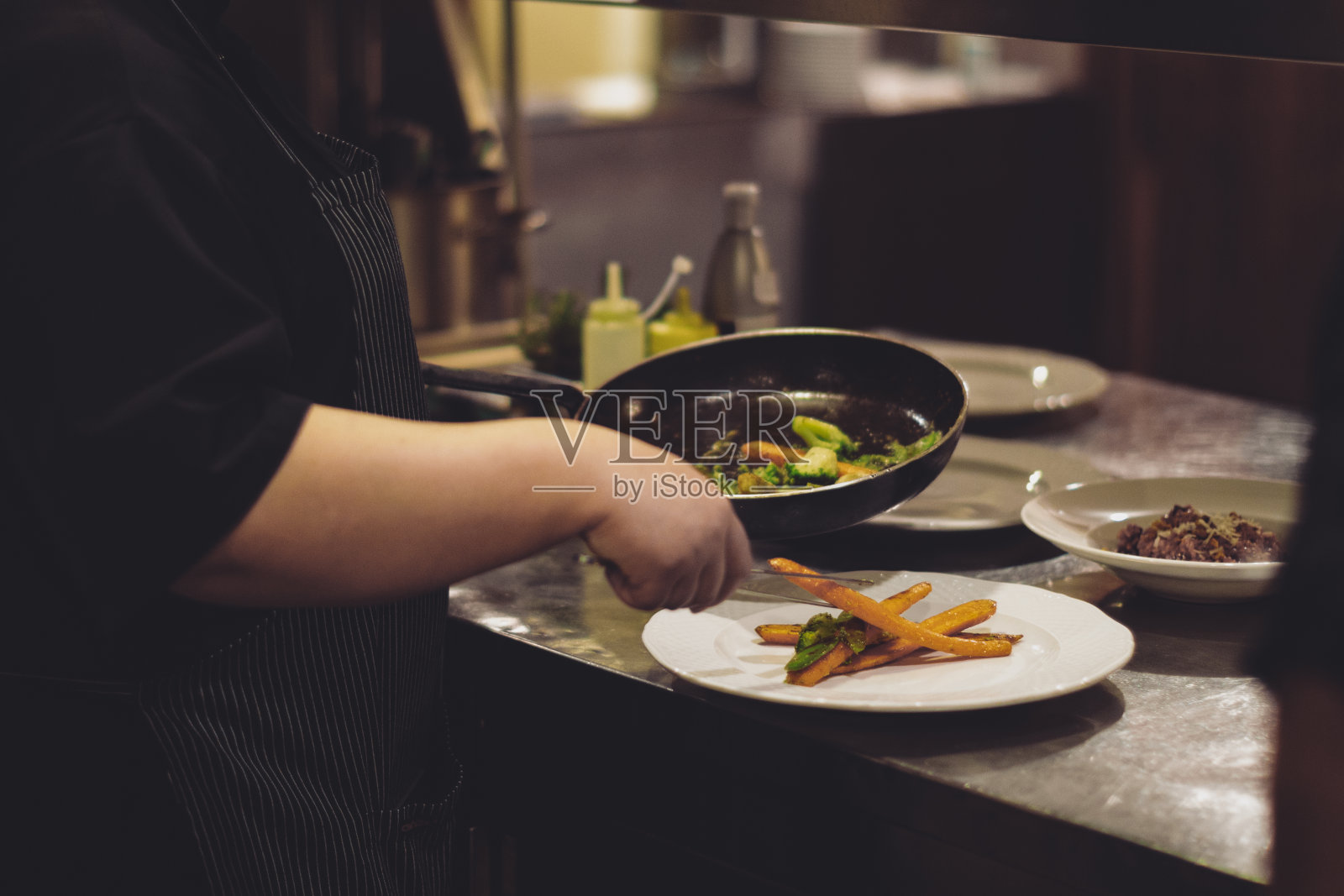 厨师在一家意大利餐厅工作照片摄影图片