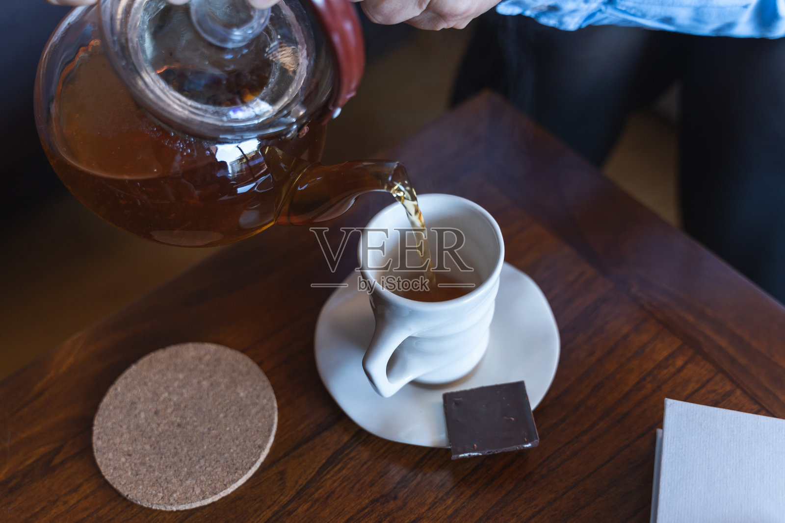 用茶壶倒茶的人照片摄影图片