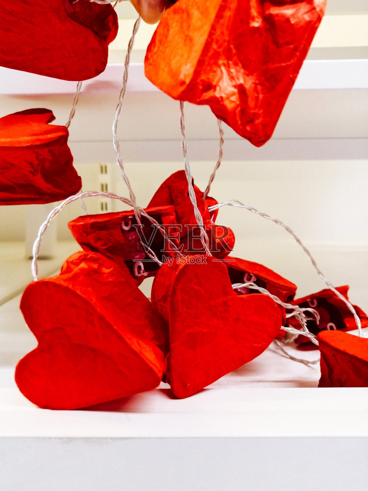 灯挂在铁丝上，做成心形。情人节装饰概念照片摄影图片