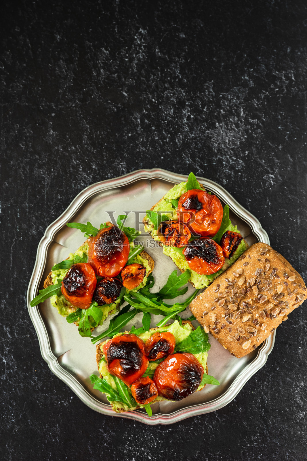一个盘子和美味的素食鳄梨三明治的垂直镜头照片摄影图片