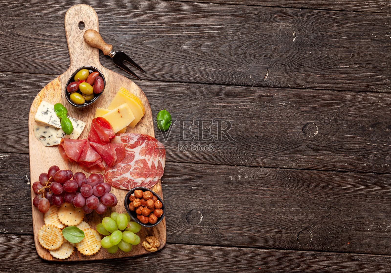 奶酪、肉、葡萄和橄榄的开胃菜照片摄影图片