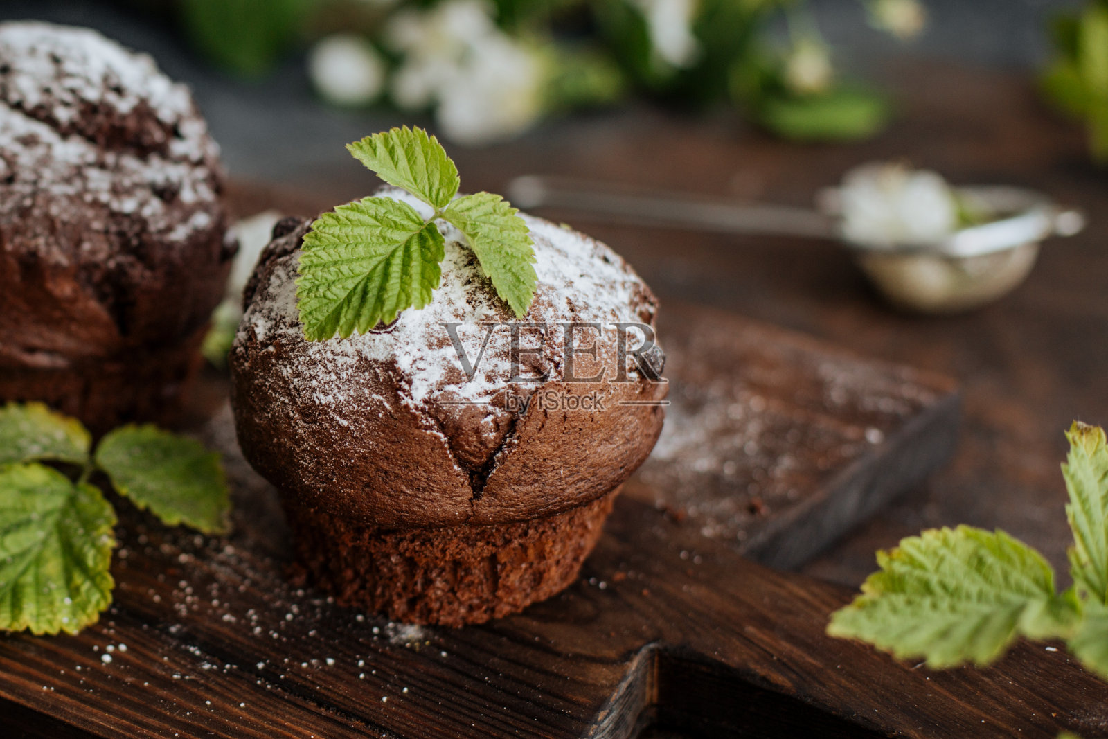 美味的巧克力纸杯蛋糕放在木桌上照片摄影图片