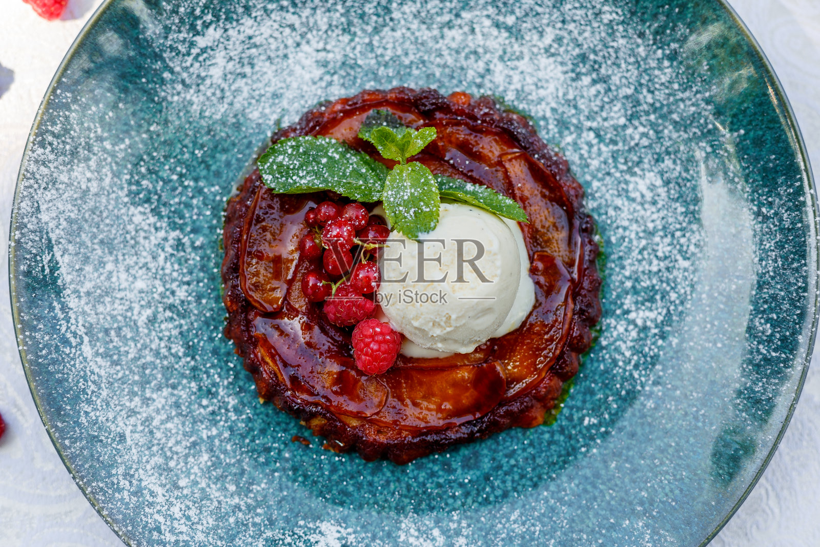 美味的甜点，白桌上的比利时华夫饼配浆果，冰淇淋和薄荷照片摄影图片