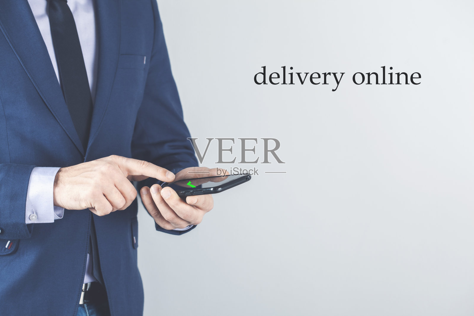 男性用手玩智能手机照片摄影图片