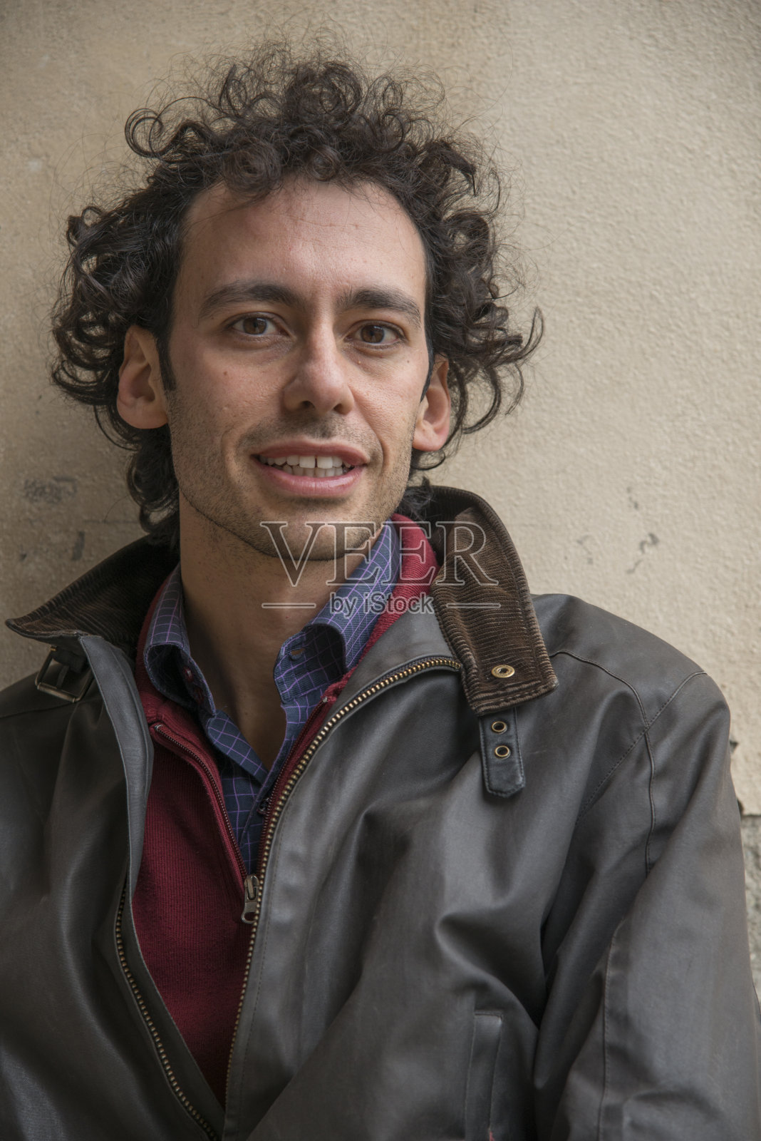 一个在户外做梦的年轻人照片摄影图片