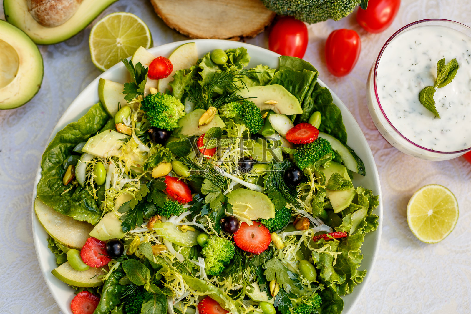 排毒，健康蔬菜沙拉西兰花和鳄梨，健康食品照片摄影图片