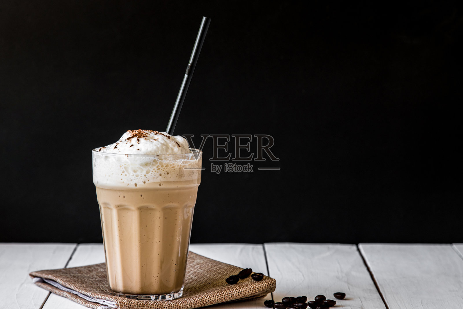 冰咖啡杯放在桌上的玻璃杯上照片摄影图片