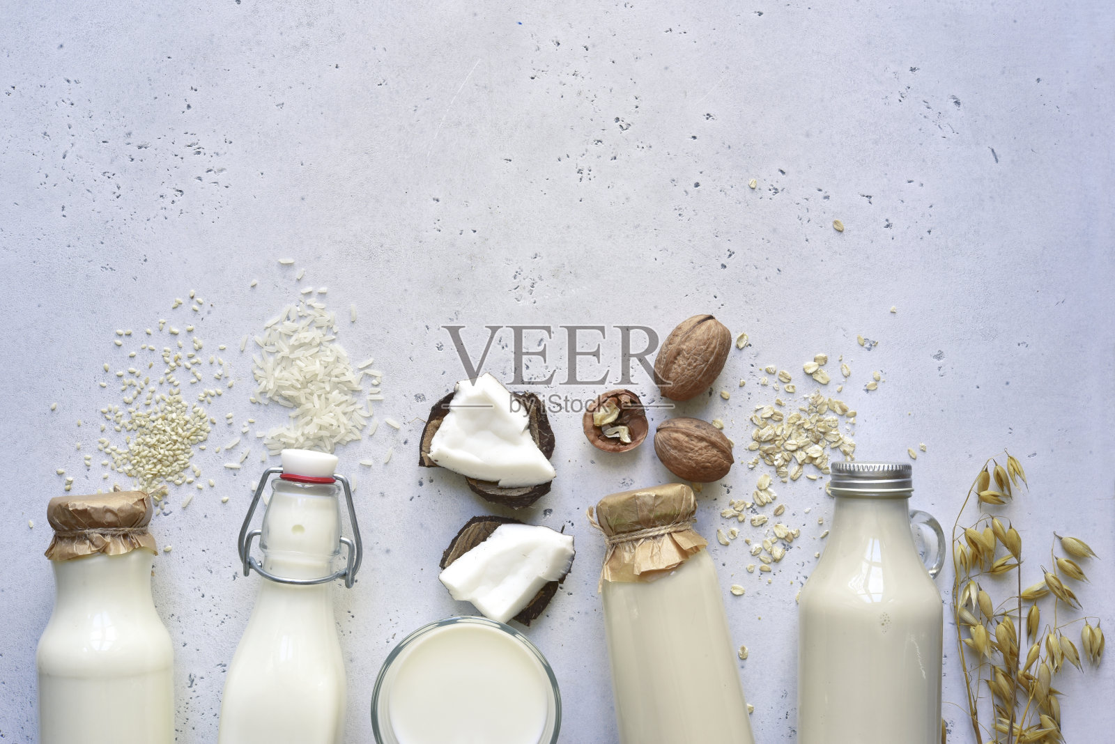 玻璃瓶装的素食奶的替代类型照片摄影图片