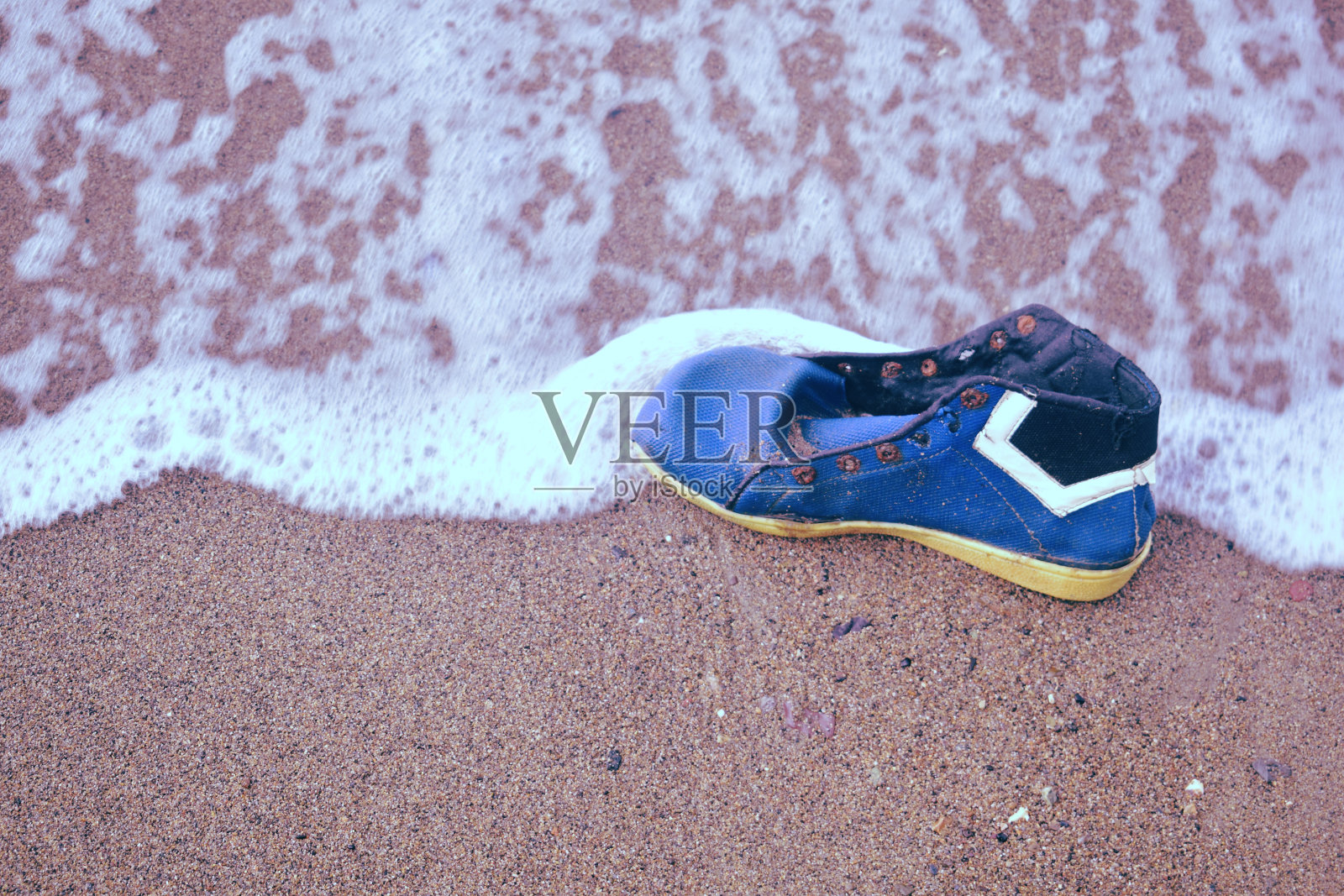 在海滩上丢了一只鞋照片摄影图片