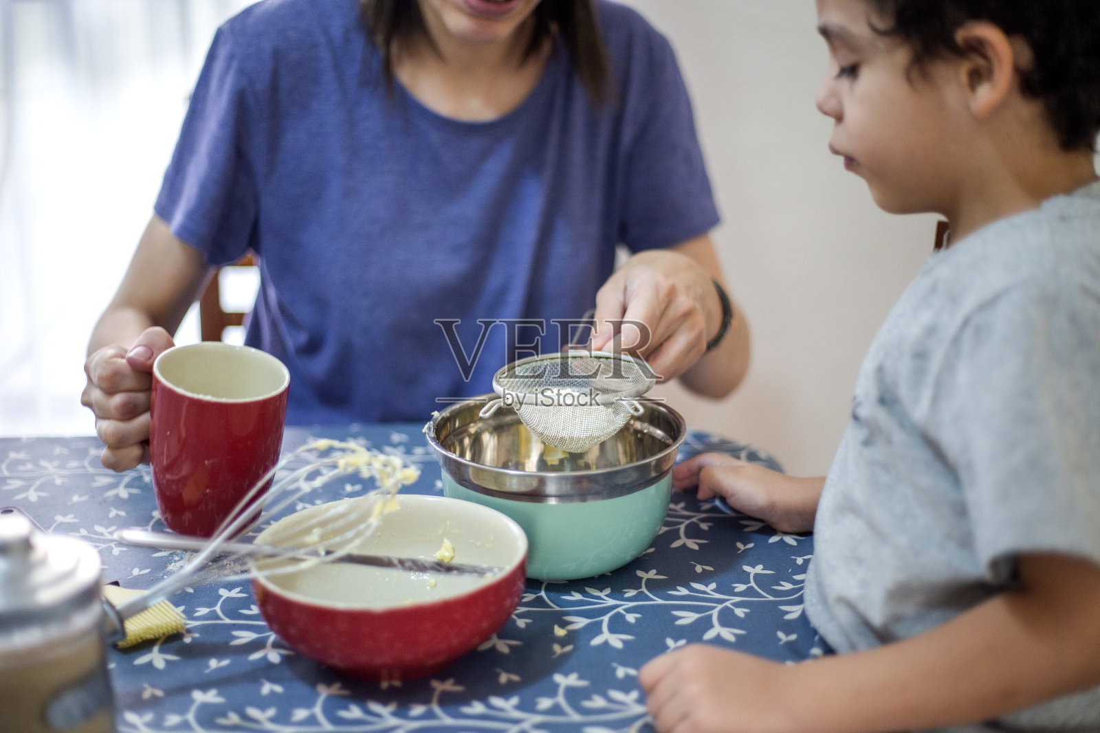 孩子在家和妈妈做饭照片摄影图片