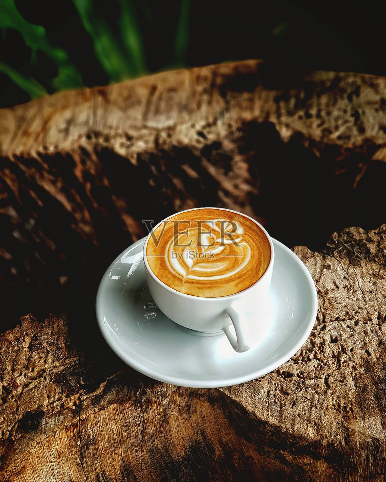 在木制背景上喝杯咖啡。照片摄影图片