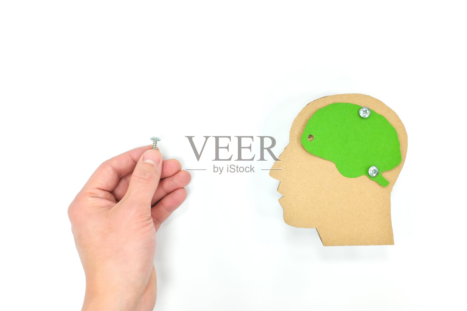 精神健康障碍和创伤的康复、恢复、支持和治疗概念。男手固定松螺丝脑。照片摄影图片